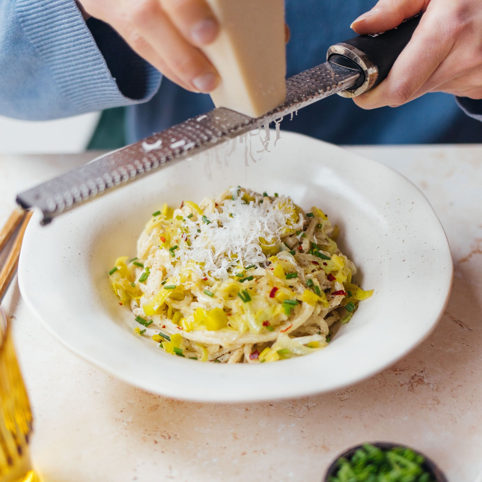 Vegane 15 Minuten Frischkäse-Pasta mit Lauch