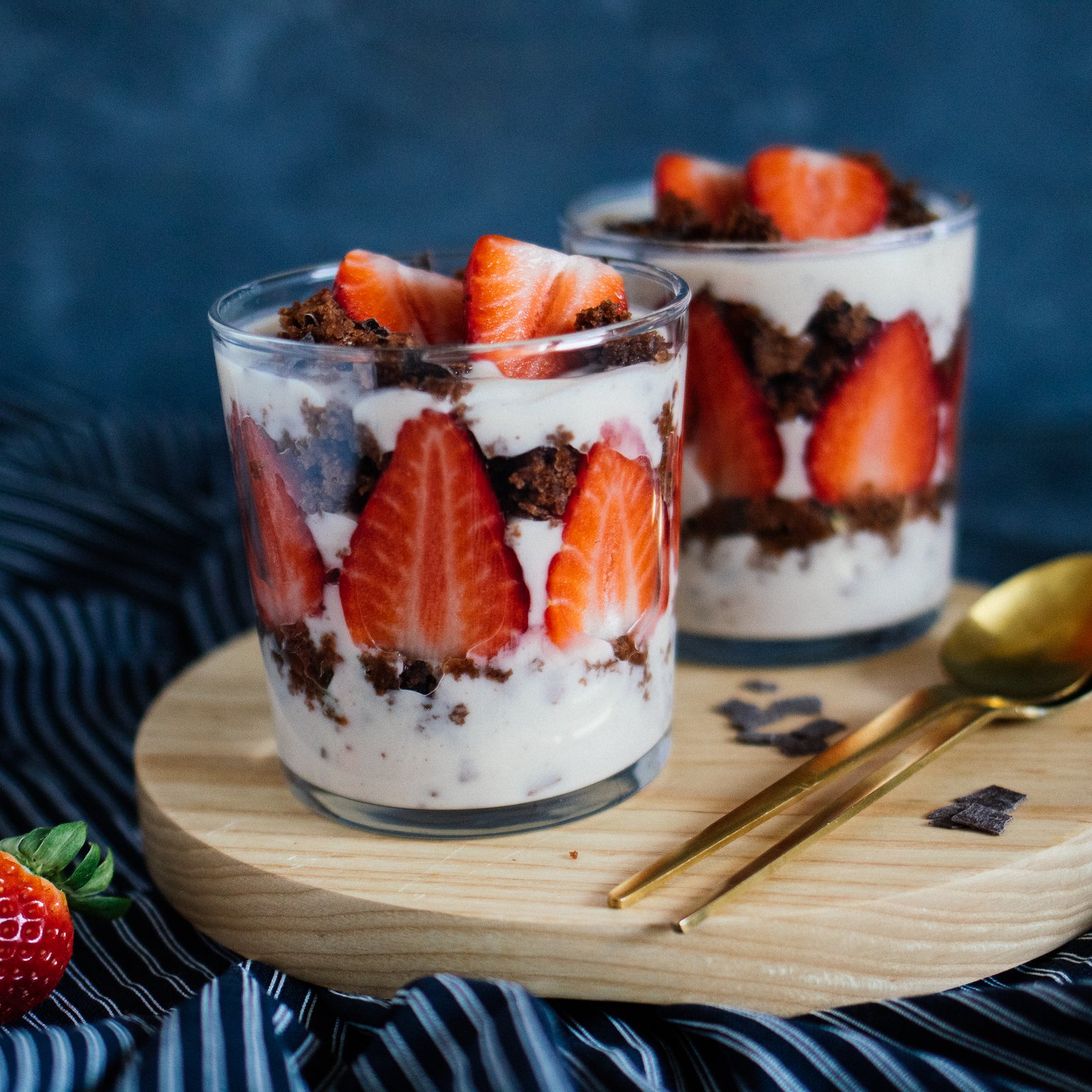 Vegane Stracciatella-Trifle mit Erdbeeren