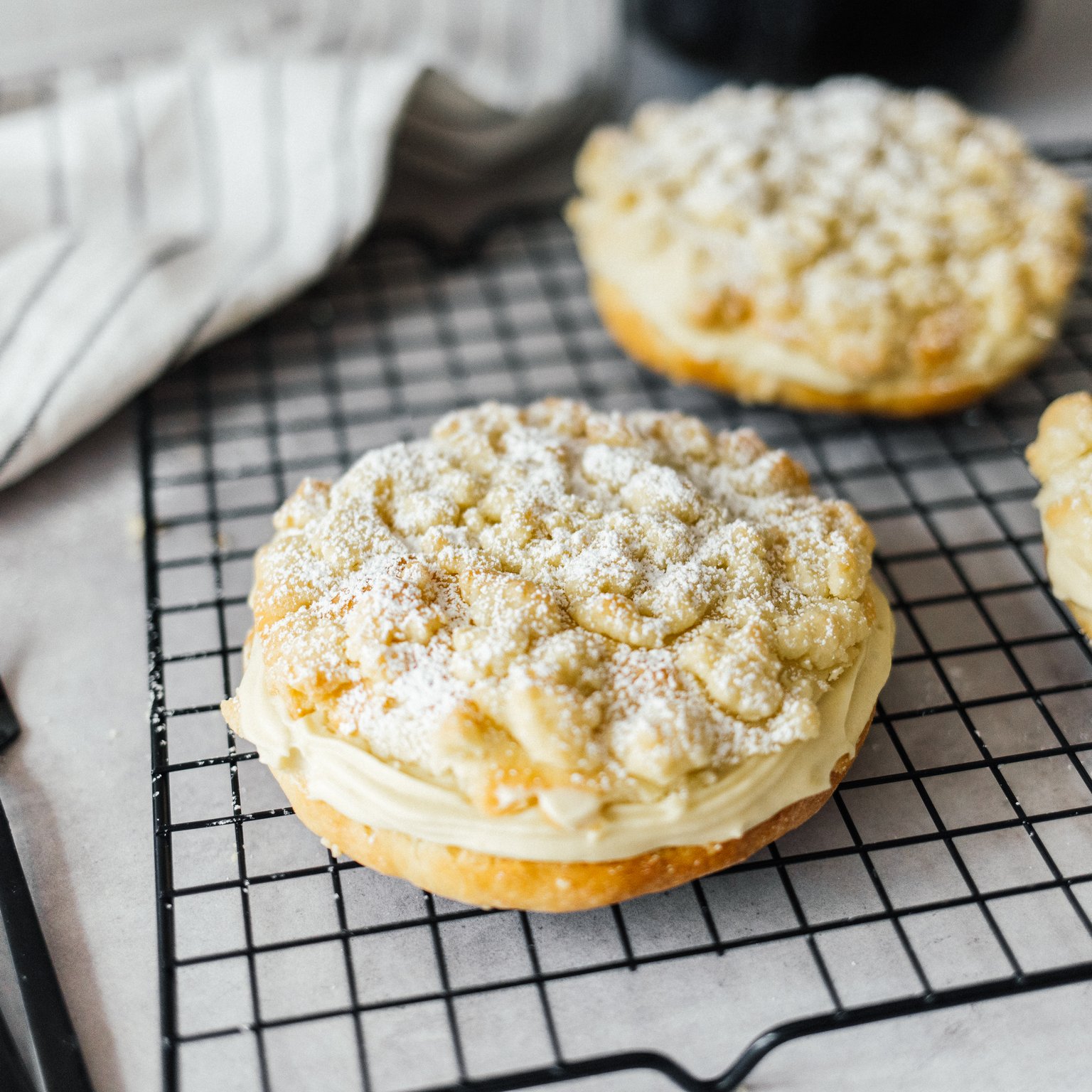 Vegane Streuseltaler mit Puddingfüllung