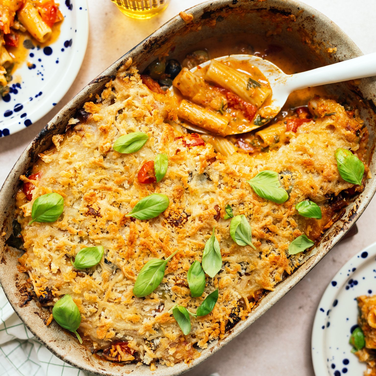 Veganer One-Pot-Pesto-Nudelauflauf mit knuspriger Käsekruste