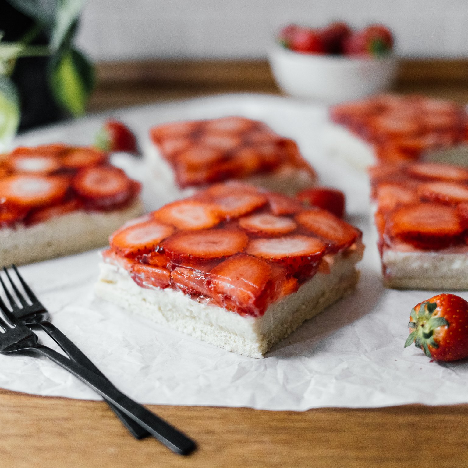 Veganer Erdbeerkuchen vom Blech mit Vanillecreme