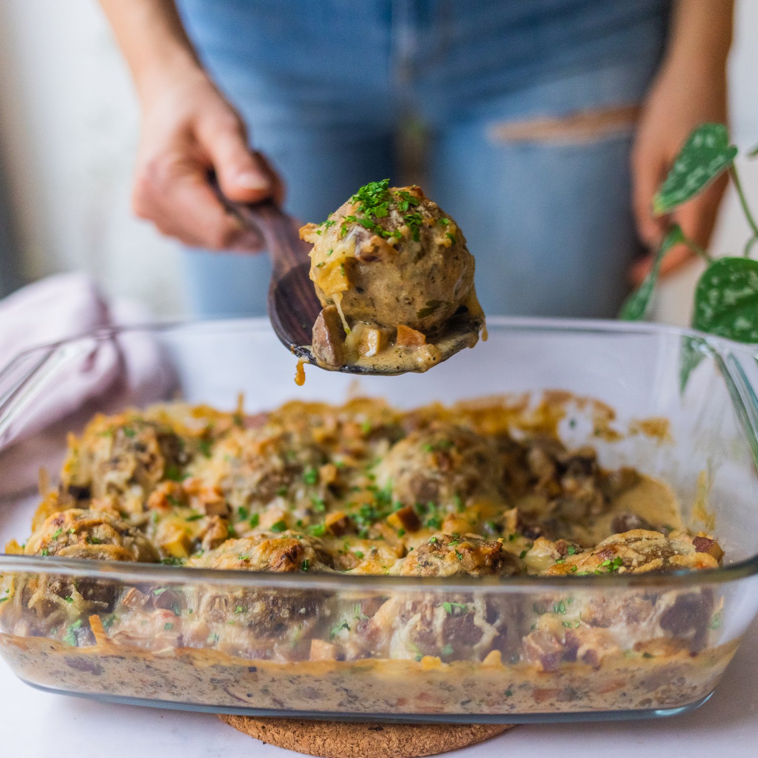 Veganer Semmelknödel-Auflauf mit Champignon-Rahm-Soße