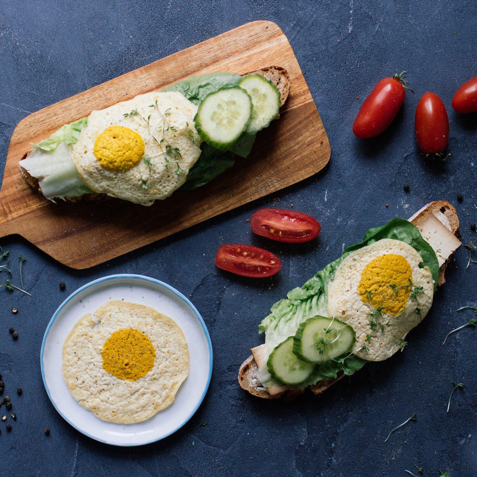 „Strammer Max“ (dark bread with vegan fried egg)