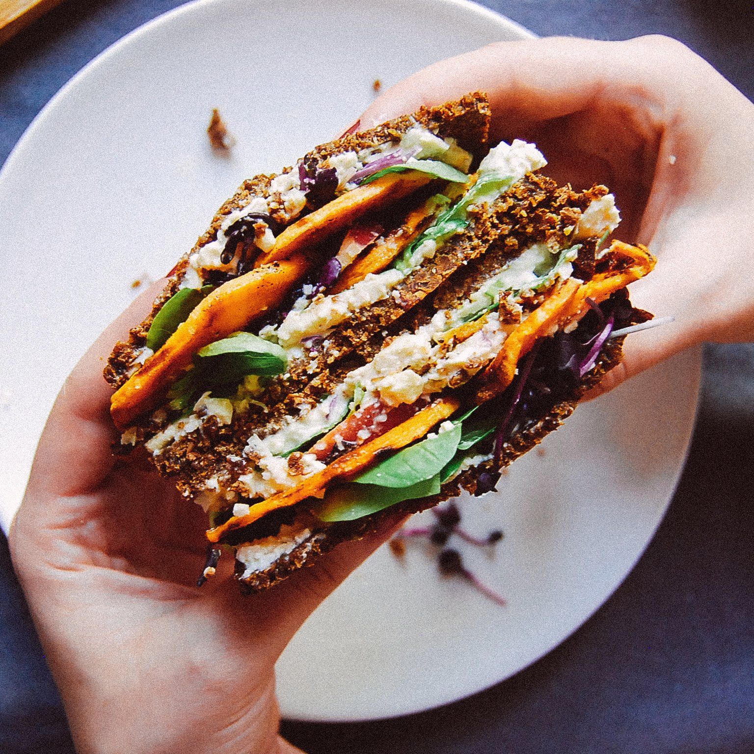 Süßkartoffelbrote mit veganem Meerettich-Cashew-Ricotta