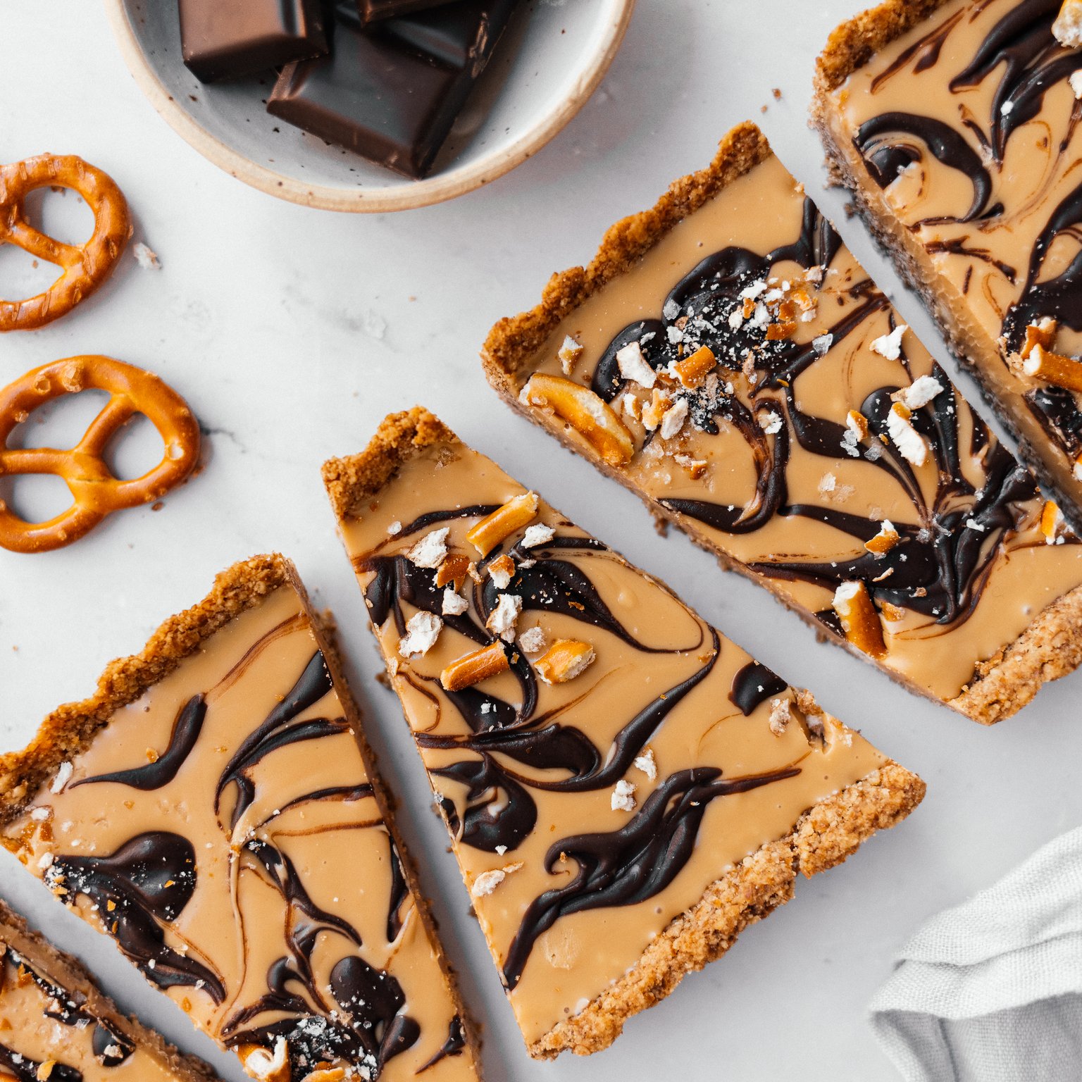 Vegane Brezel-Erdnussbutter-Tarte (mit 5 Zutaten)