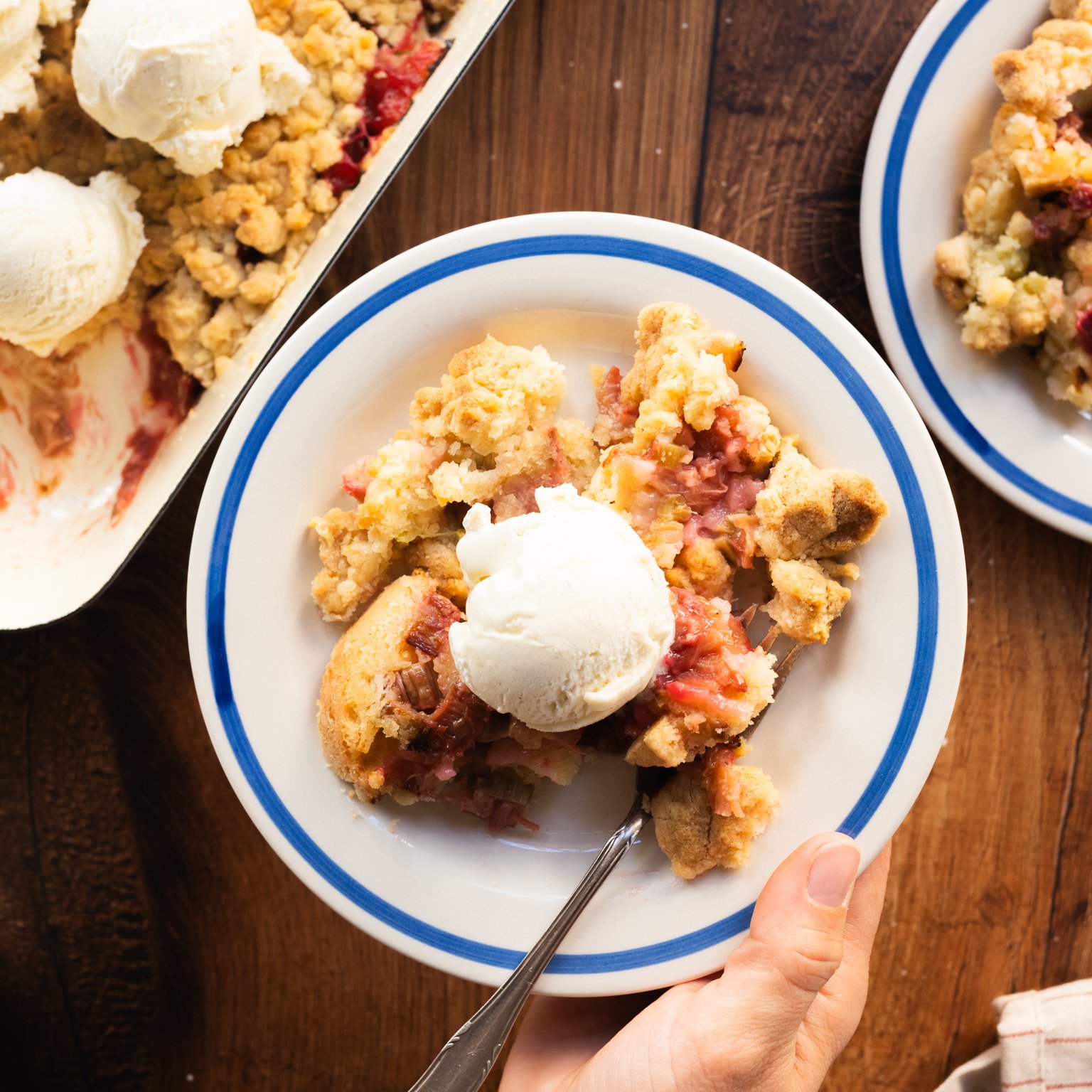 Veganer Rhabarber-Crumble mit Vanilleeis