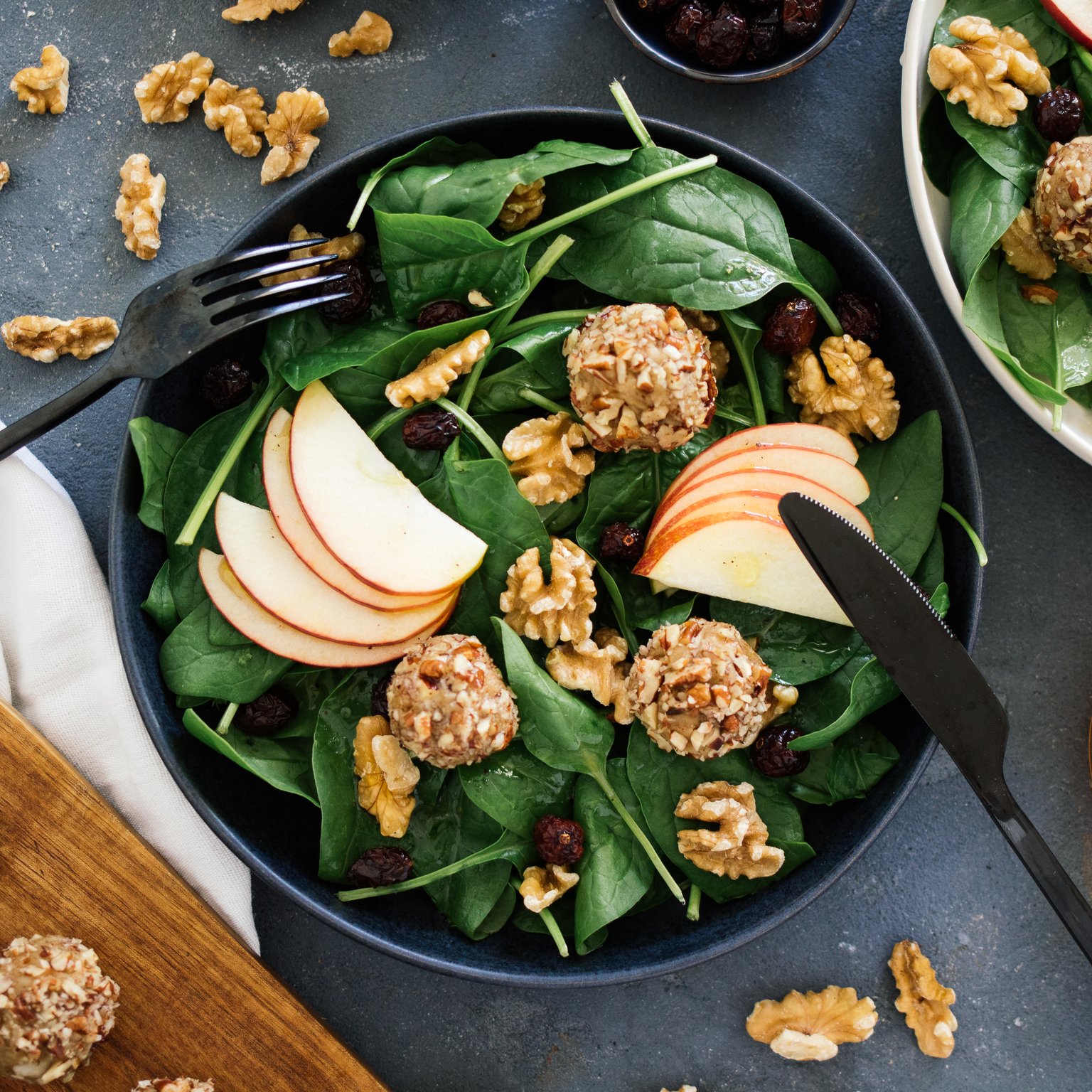 Spinatsalat mit Apfel-Senf-Vinaigrette  und veganen Nuss-Käsebällchen