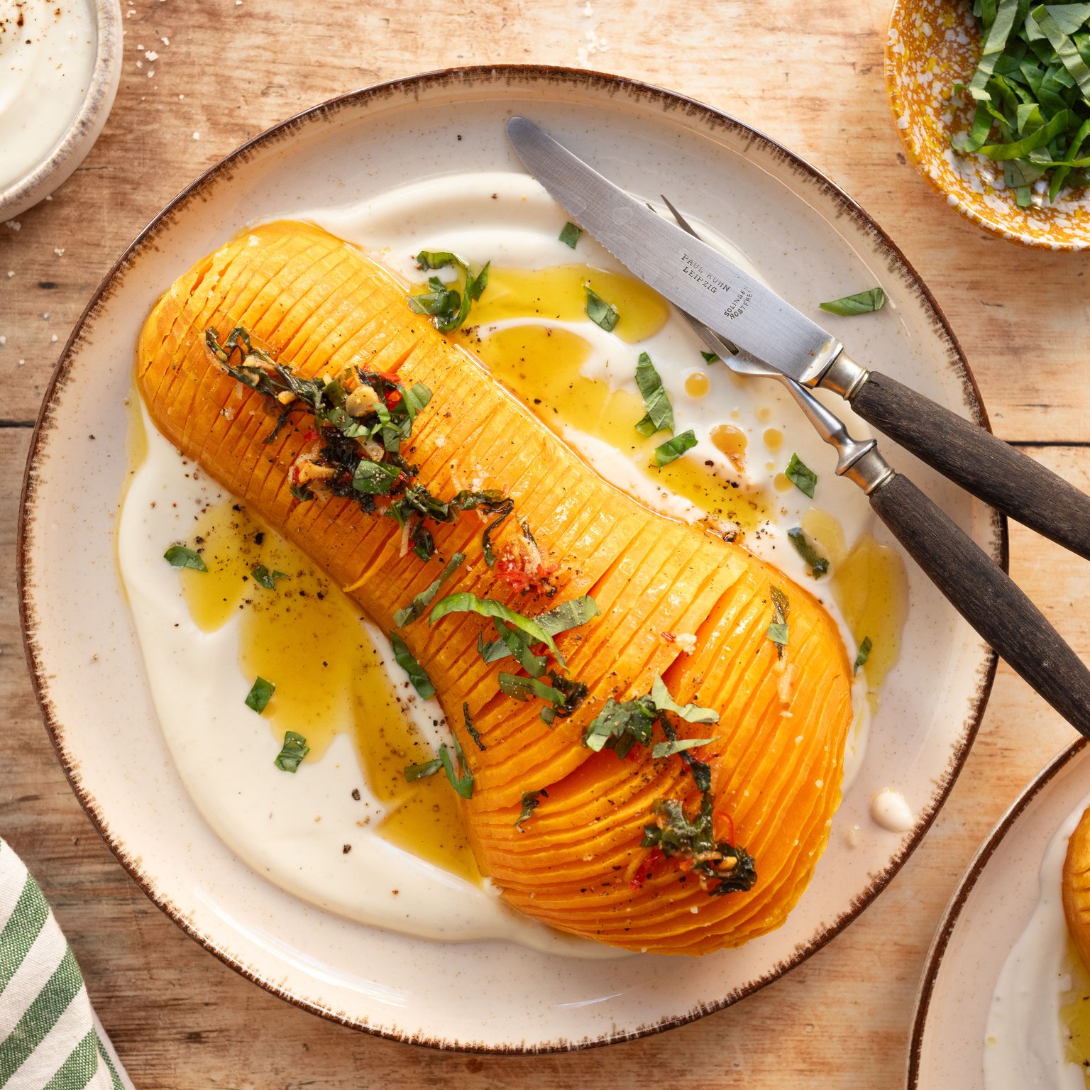 Einfacher Hasselback Kürbis mit Feta-Dip & Basilikum-Butter