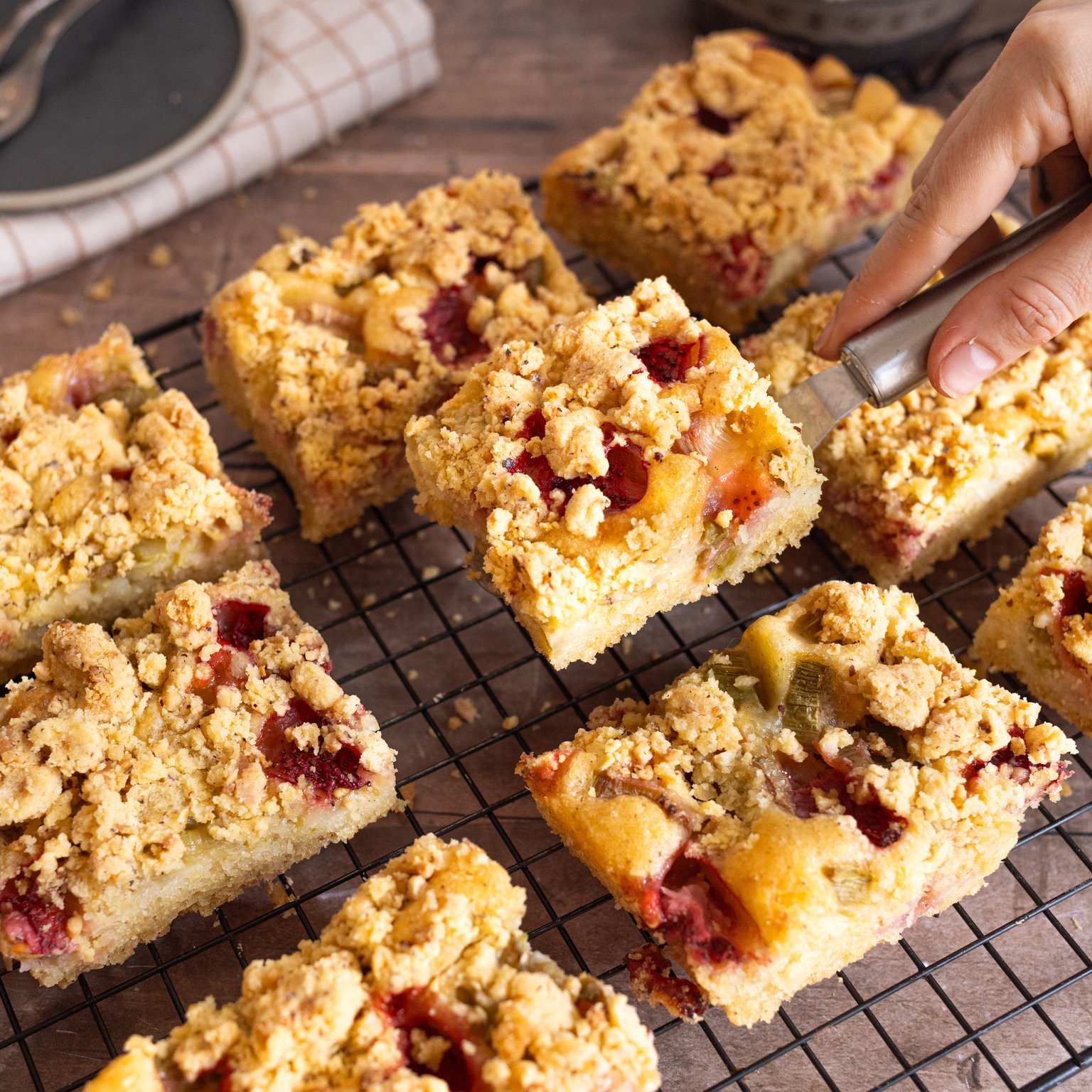 Saftiger glutenfreier Rhabarber-Erdbeer-Kuchen vom Blech