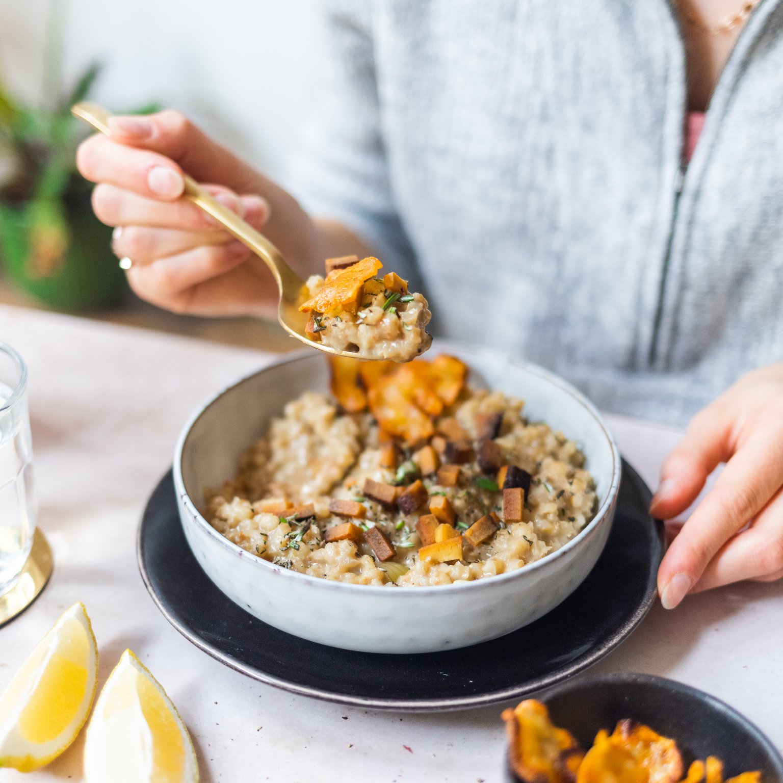 Veganes Graupenrisotto mit Topinambur-Chips