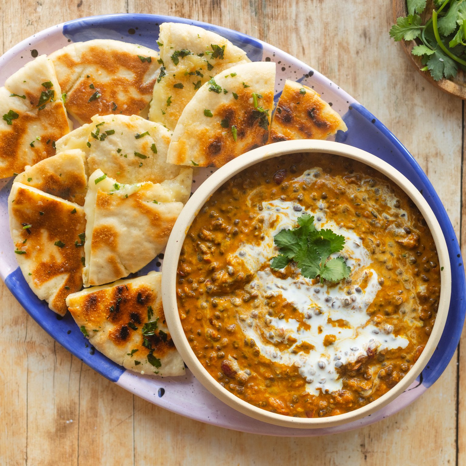 Veganes Dal Makhani mit Knoblauch-Käse-Pita