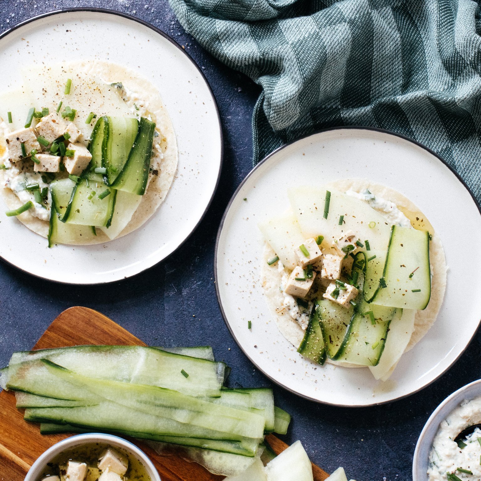 Frische Frühlingstacos mit veganem „Feta“