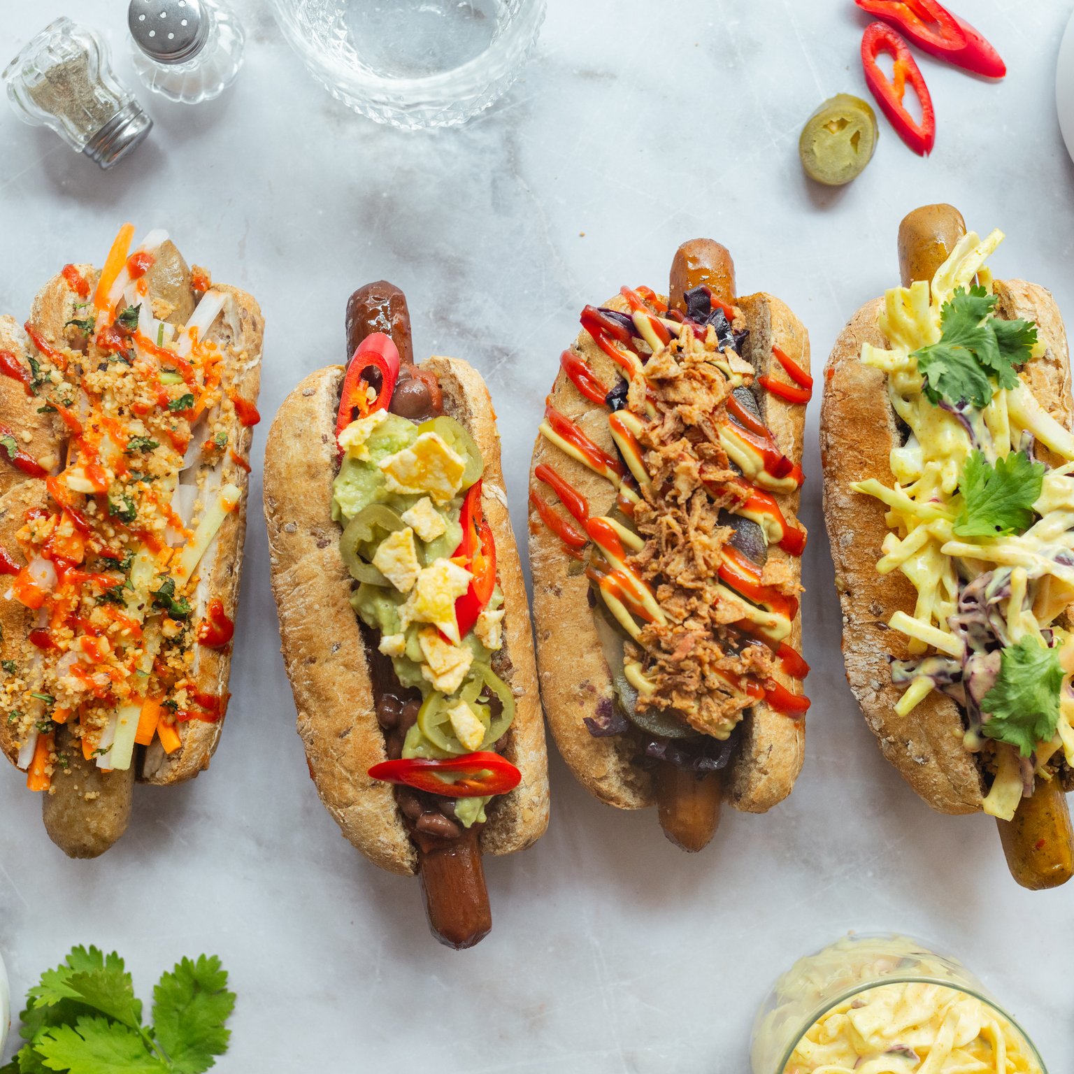 Vegane Grillwürstchen im Brot: 4 Topping-Rezepte für den Grillabend
