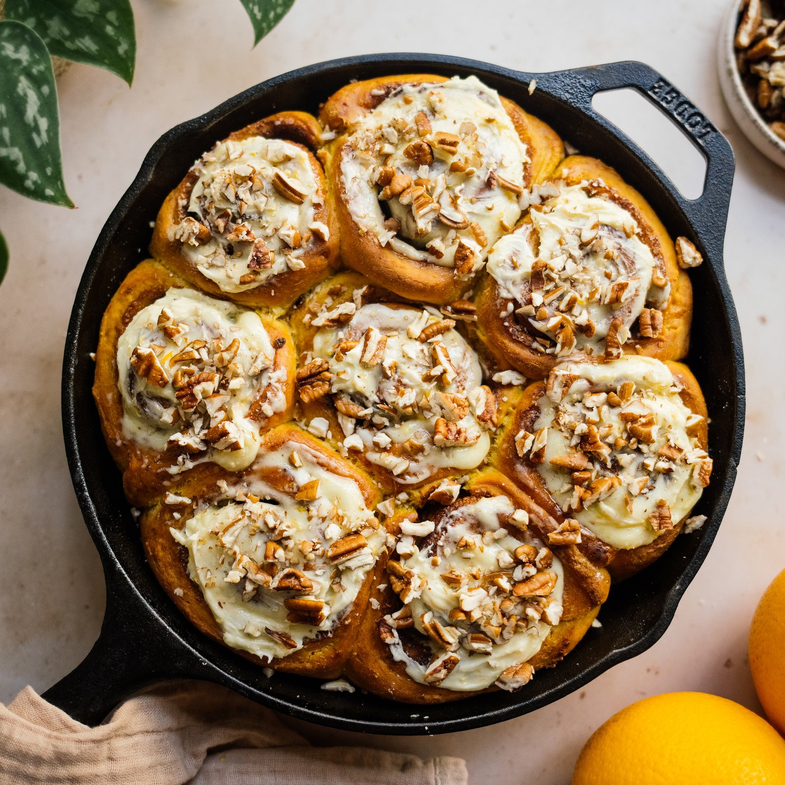 Vegane Kürbisschnecken mit Orangen-Buttercreme und Pekannüssen