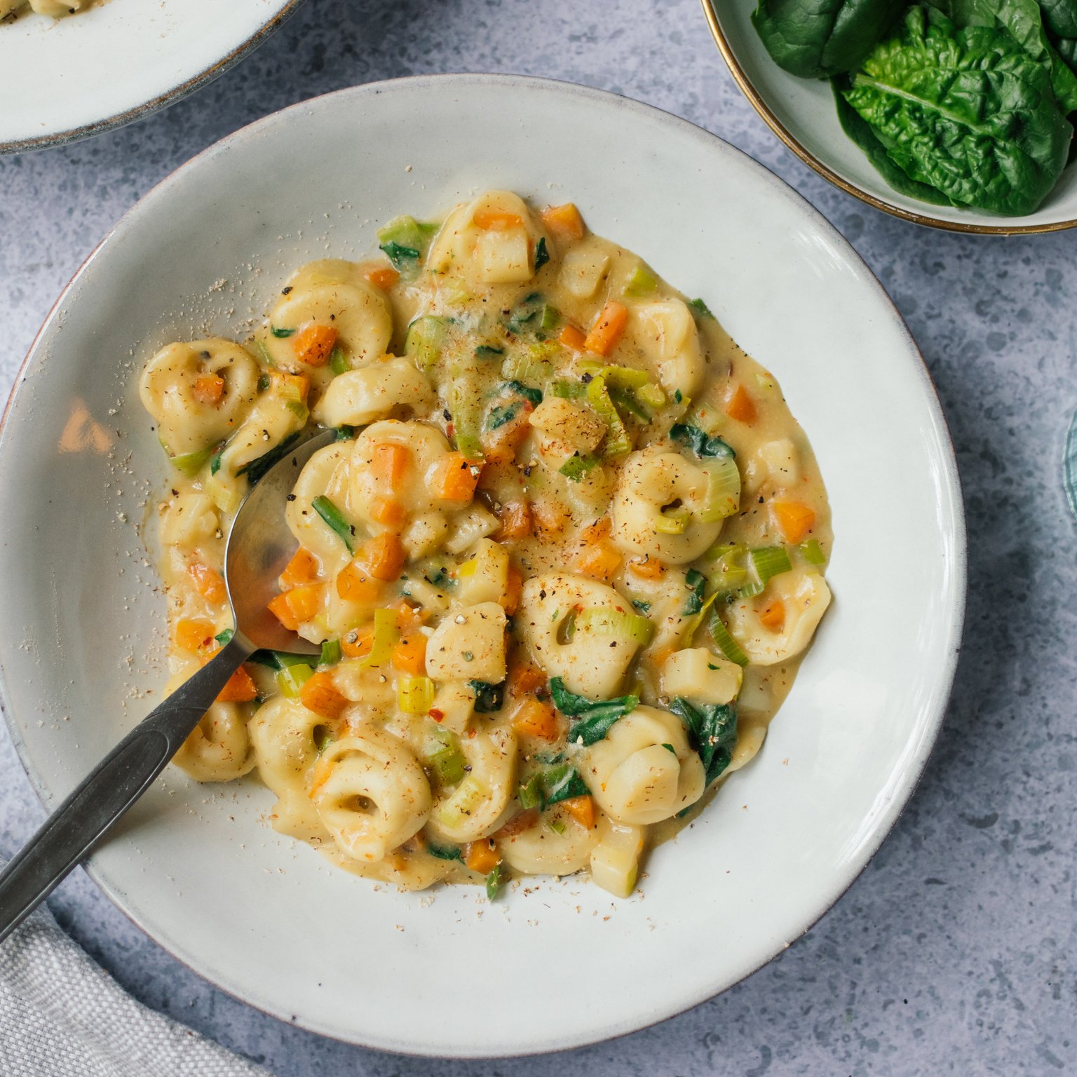 Vegane Tortellini-Suppe