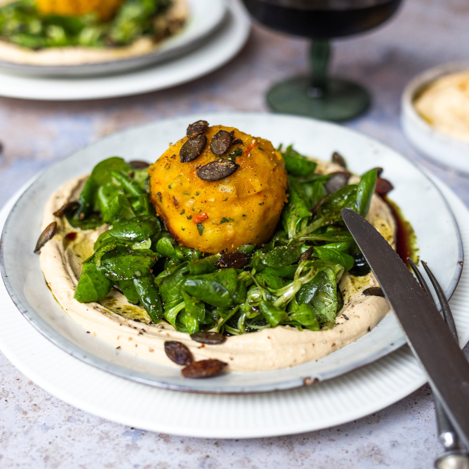 Vegane Kürbisknödel auf Miso-Tofu-Creme