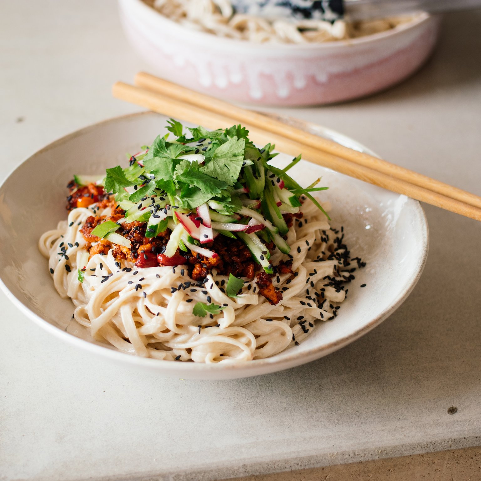 Kalte Udonnudeln in Sesamsoße mit Chili-Sojagranulat