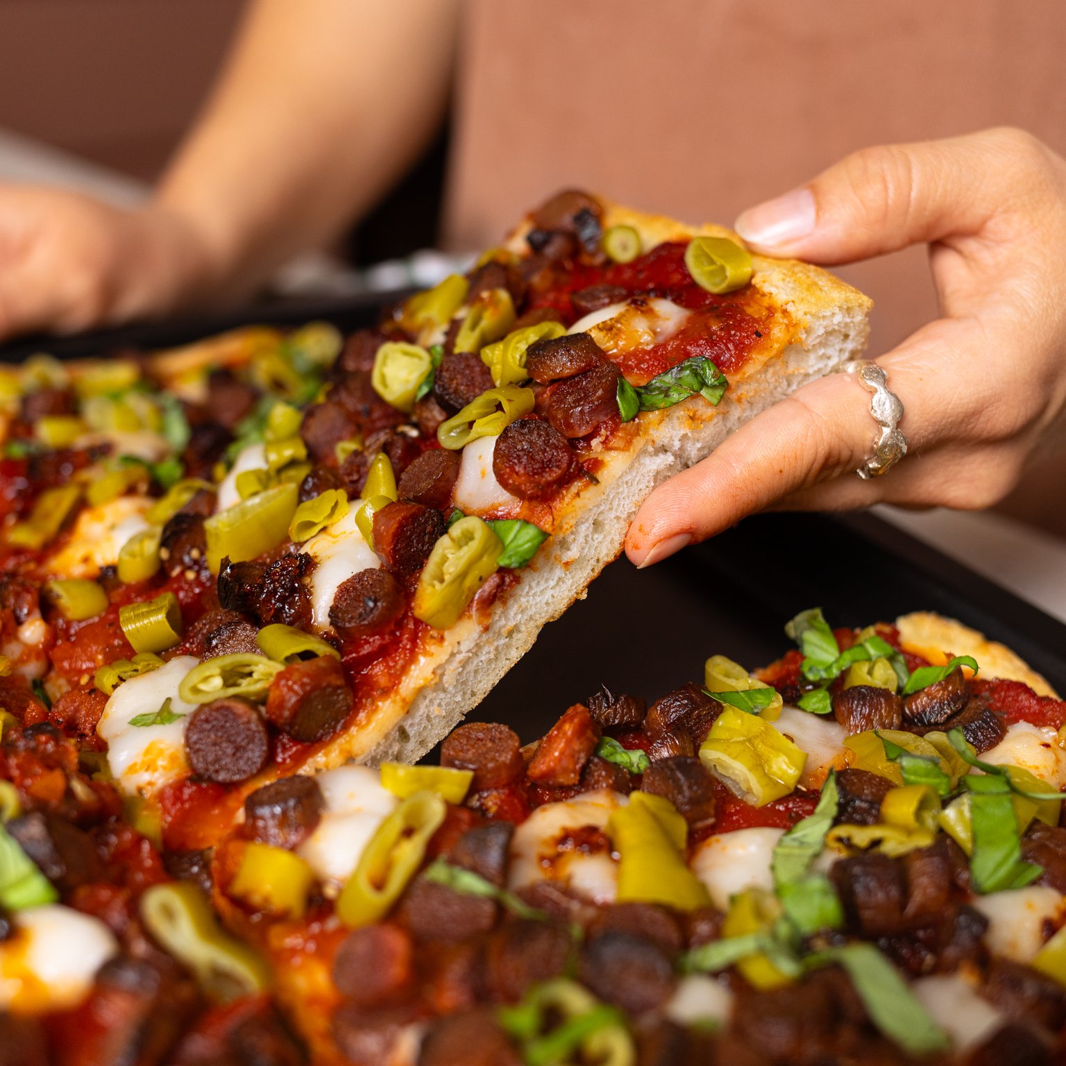 Vegane Deep Dish Pizza vom Blech mit Salami & Peperoni