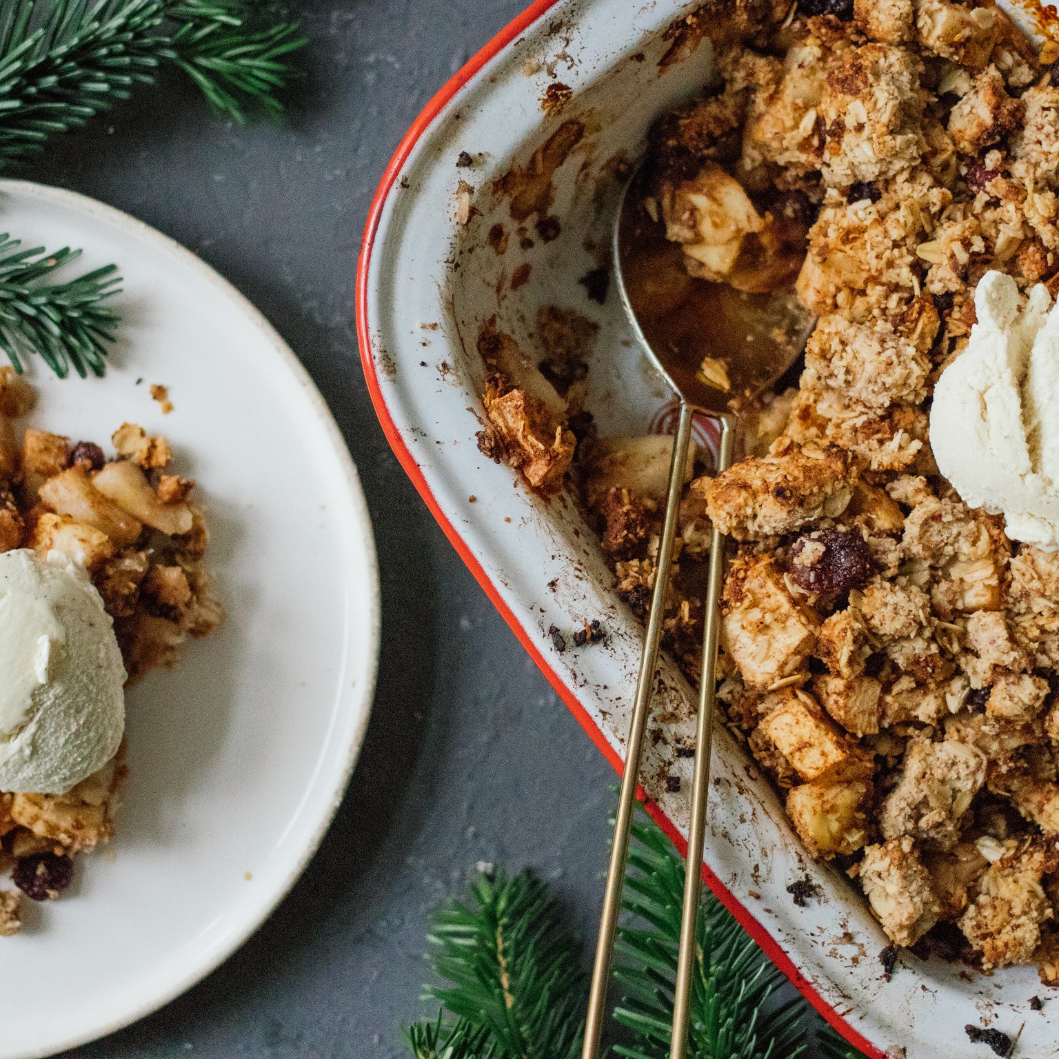 Veganer Bratapfel-Crumble mit Marzipanstreuseln