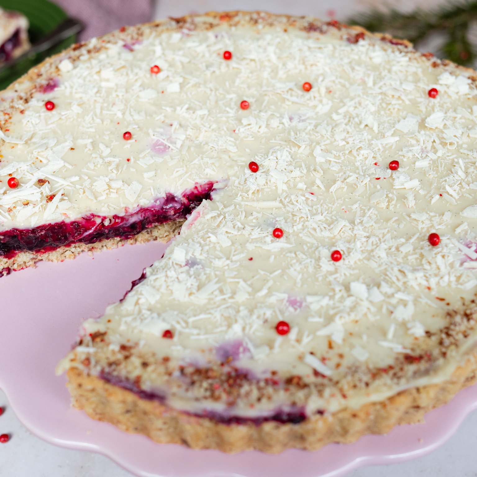 Vegane weiße Schokoladentarte mit Rosa Pfeffer