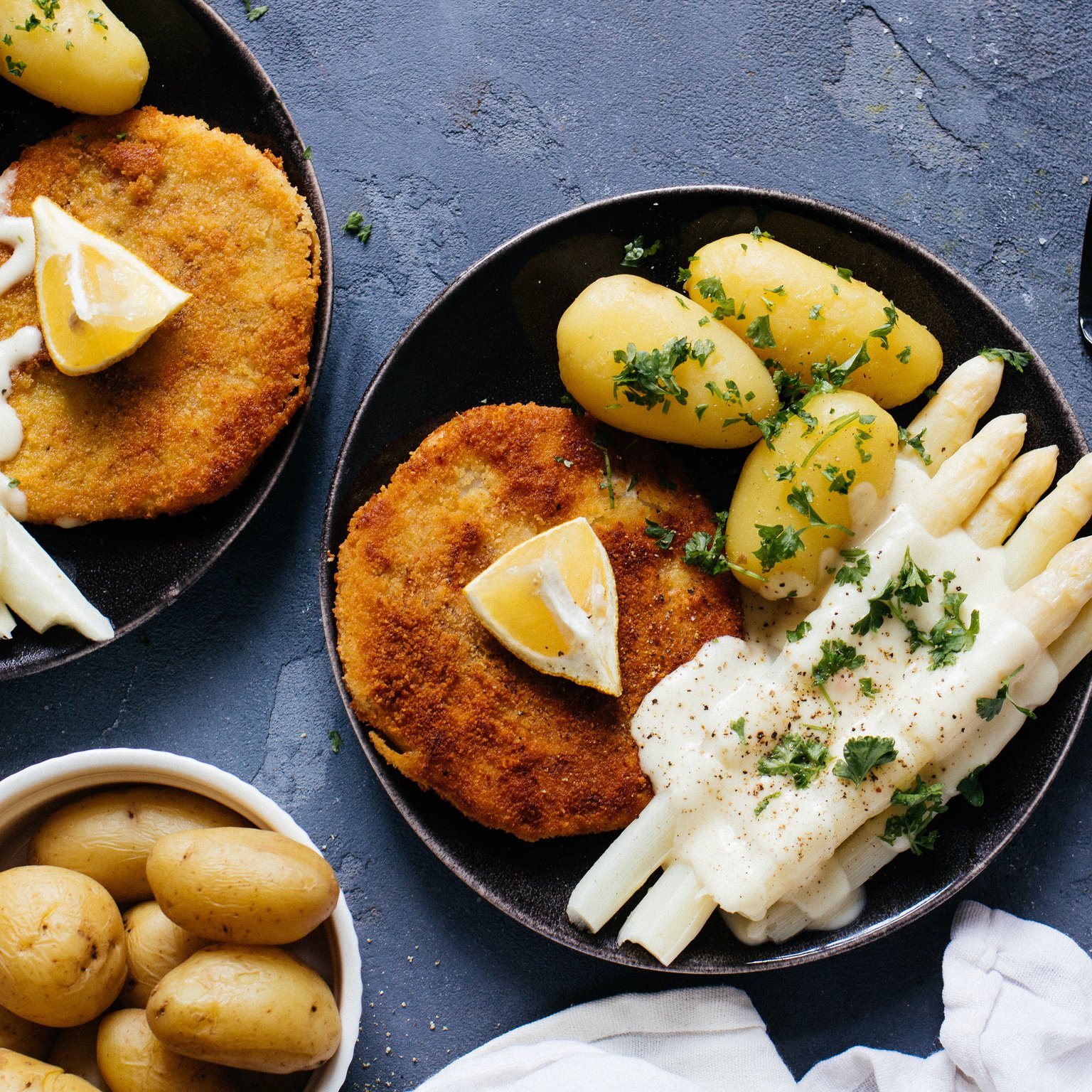 Vegan sauce hollandaise with asparagus & celery root schnitzel