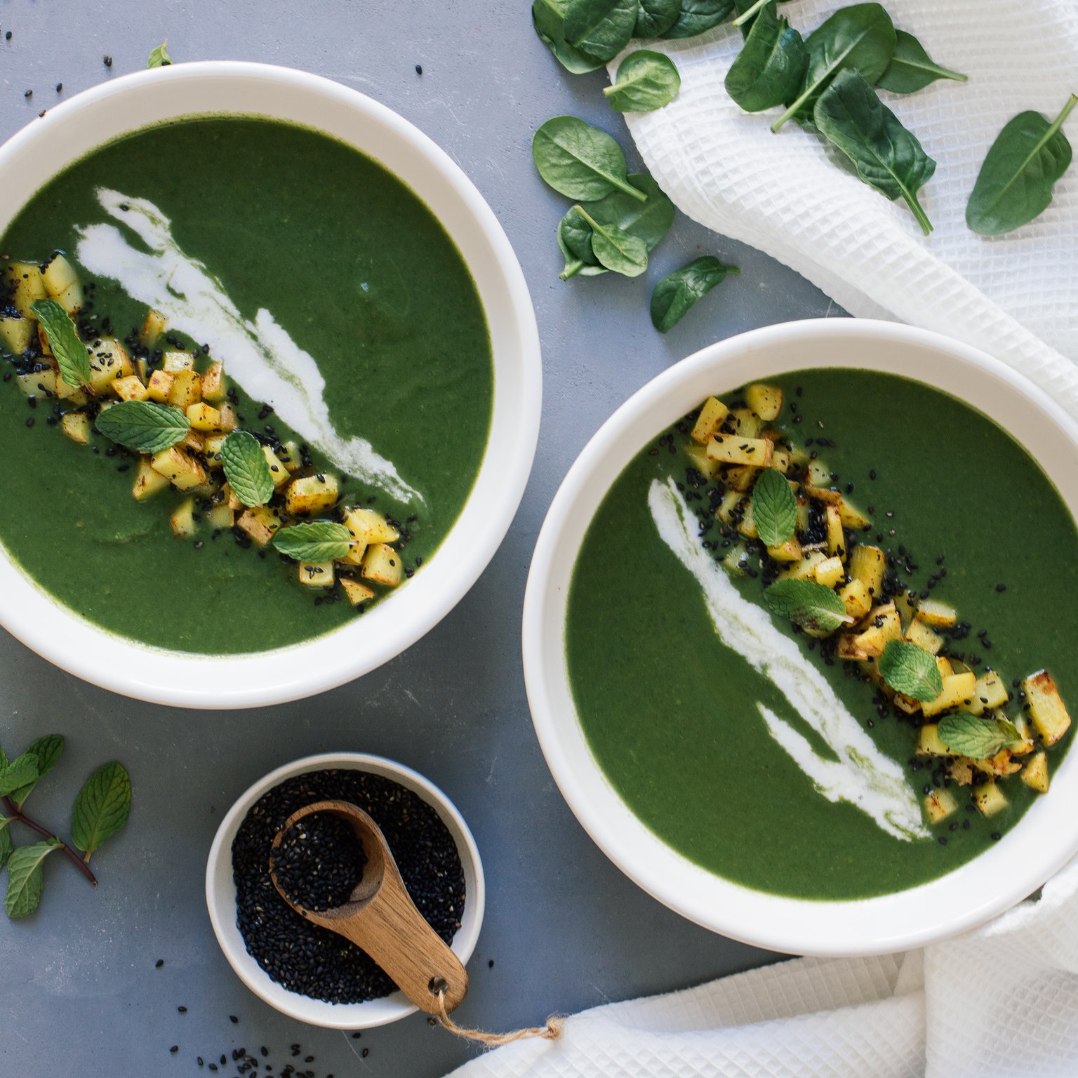 Spinach soup with mint and crunchy potato topping