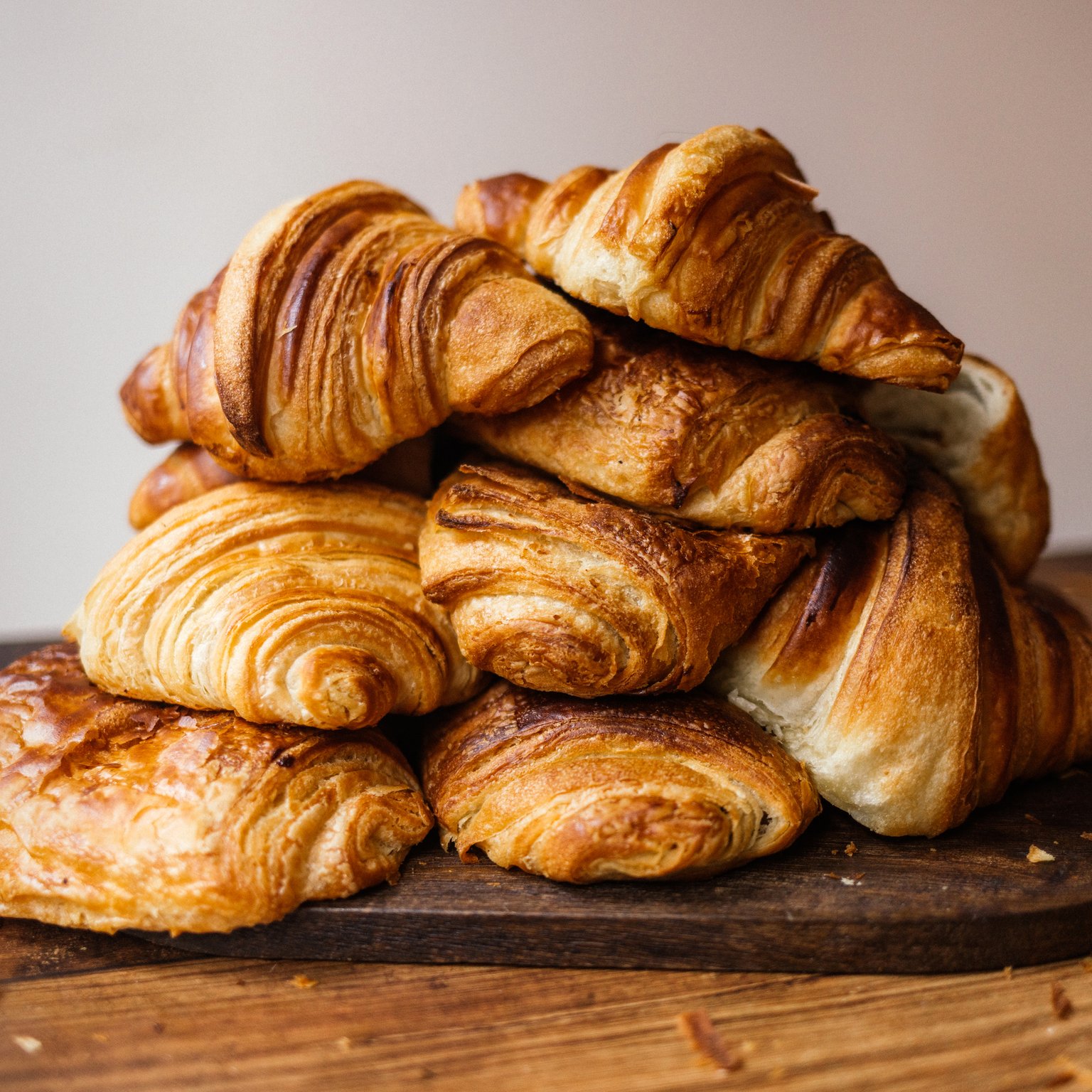 Selbstgemachte vegane Croissants und Schokocroissants
