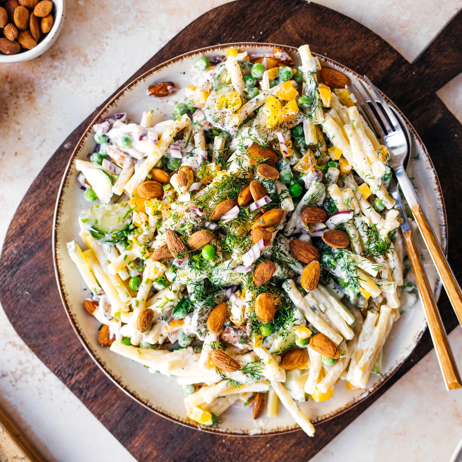 Veganer Makkaronisalat mit Mandeldressing