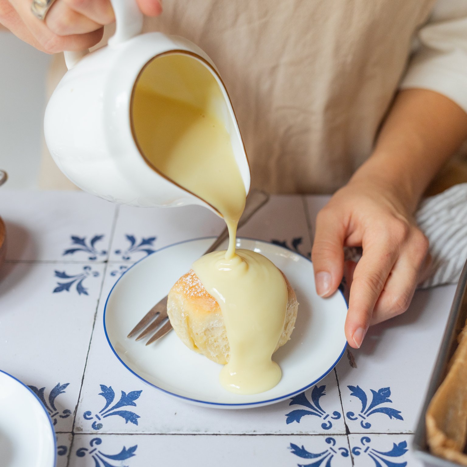 Vegane Buchteln mit Vanillesoße