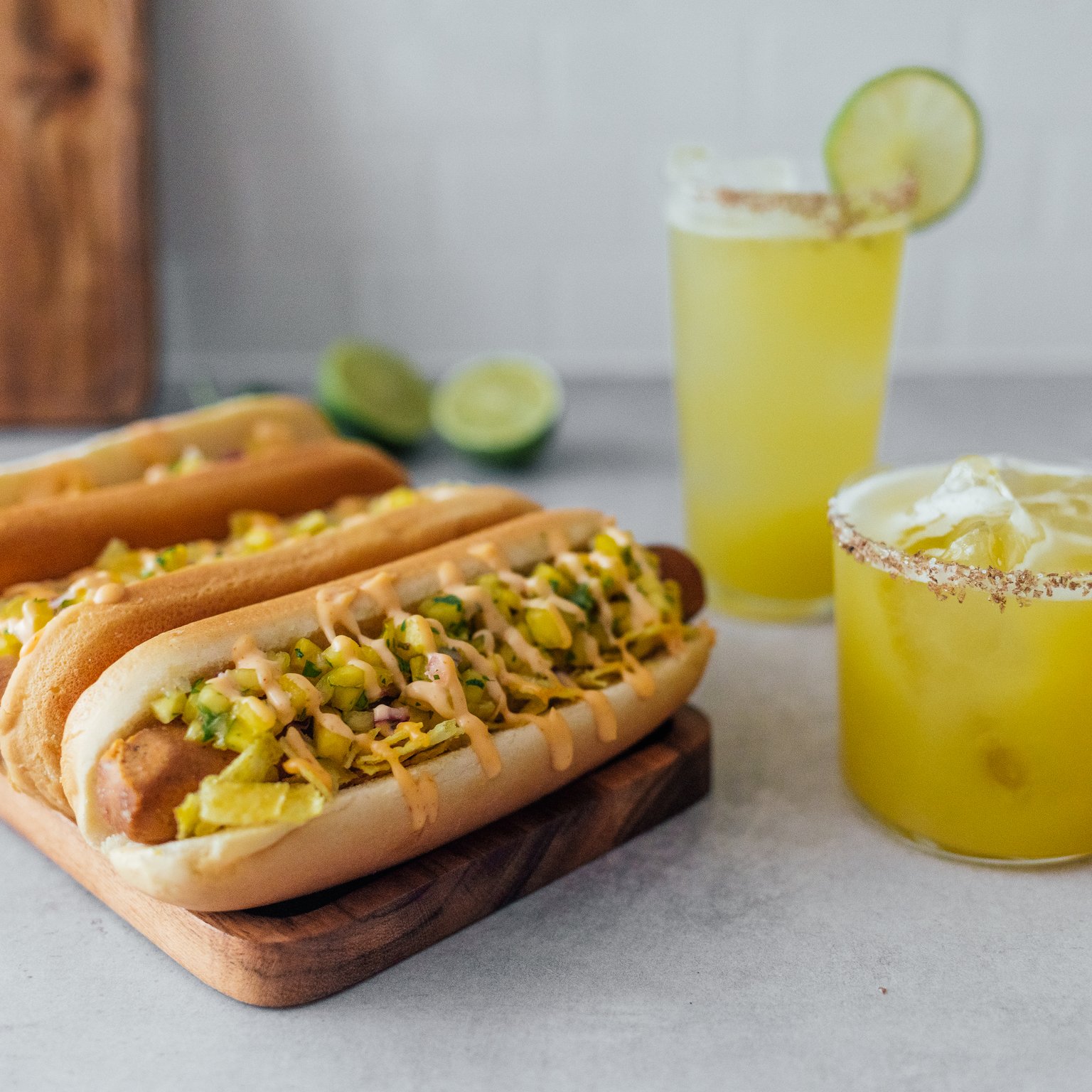 Vegane Hot Dogs mit Ananassalsa