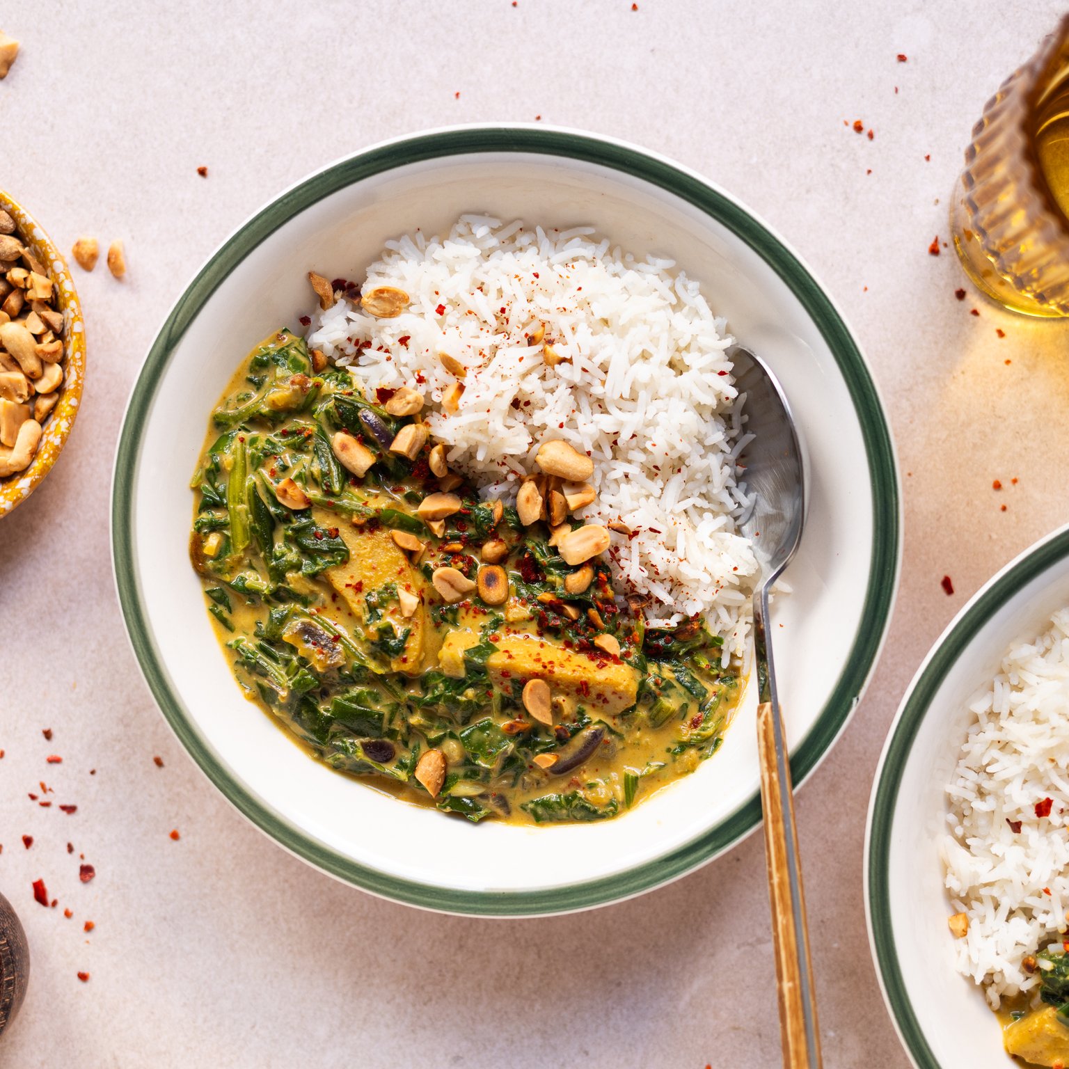 Veganes Erdnuss-Hühnchen-Curry mit Reis