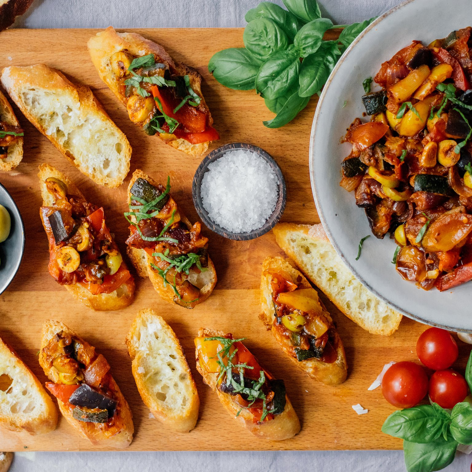 Ratatouille auf knusprigem Baguette