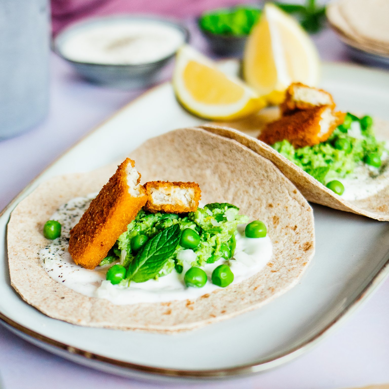Vegane Fischstäbchen-Tacos mit Erbsen-Minz-Püree