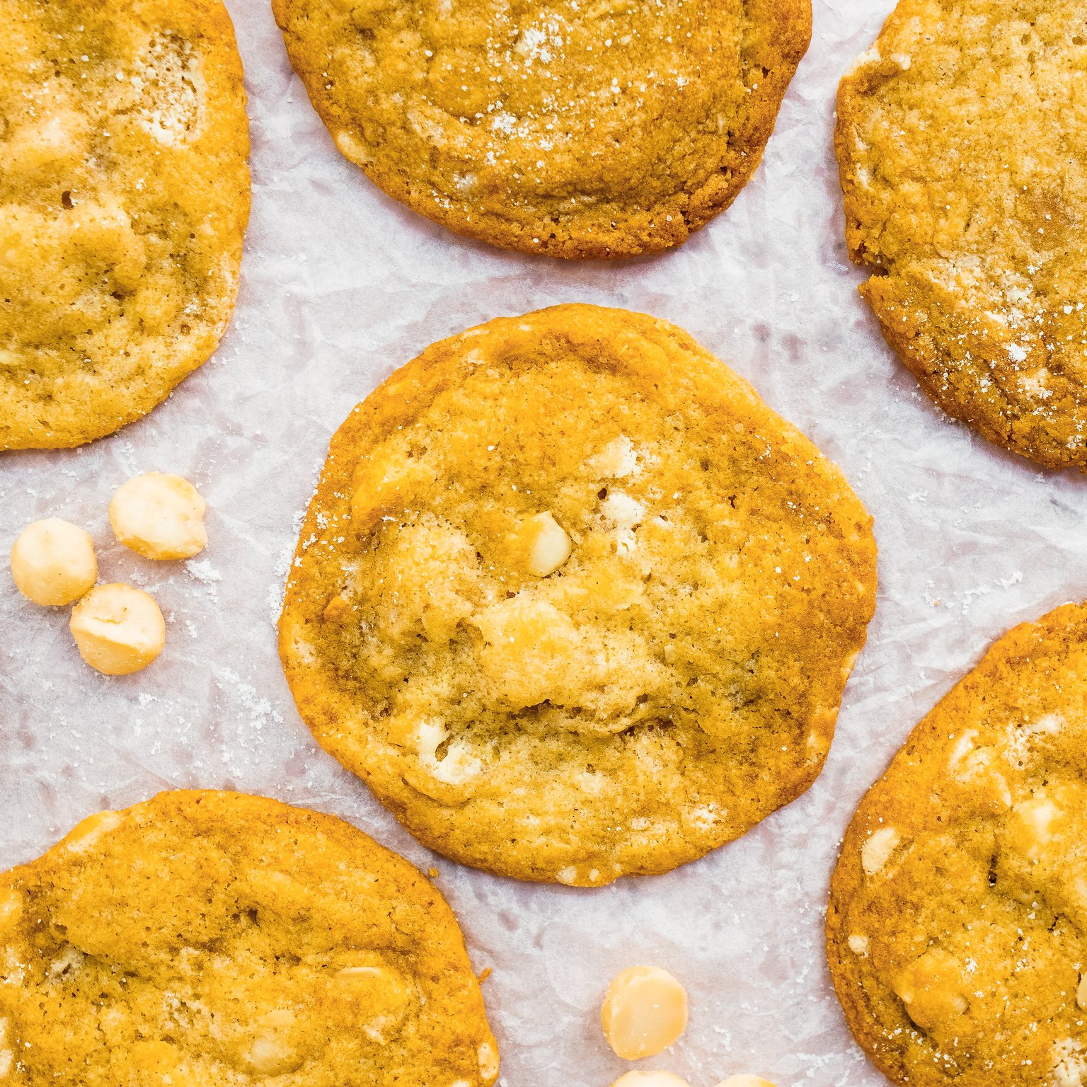 Vegane Kekse mit weißer Schokolade & Macadamia