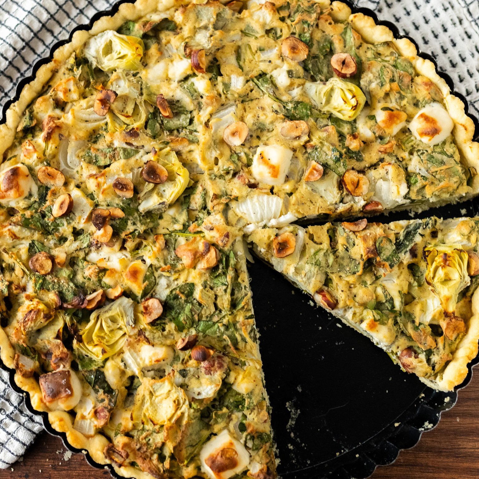 Vegane Quiche mit „Feta“, Spinat und Artischocken