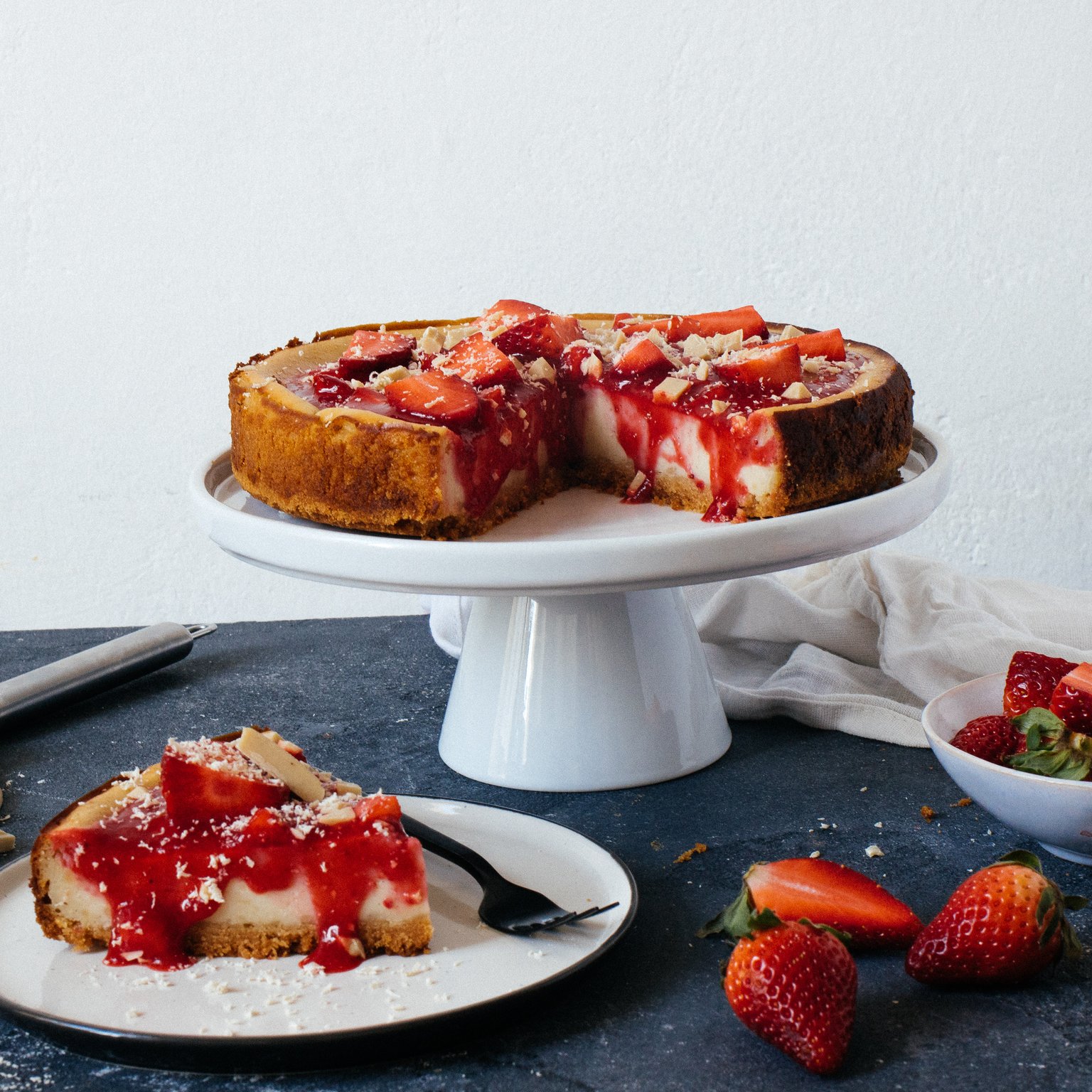 Vegan New York Cheesecake with strawberries & white chocolate