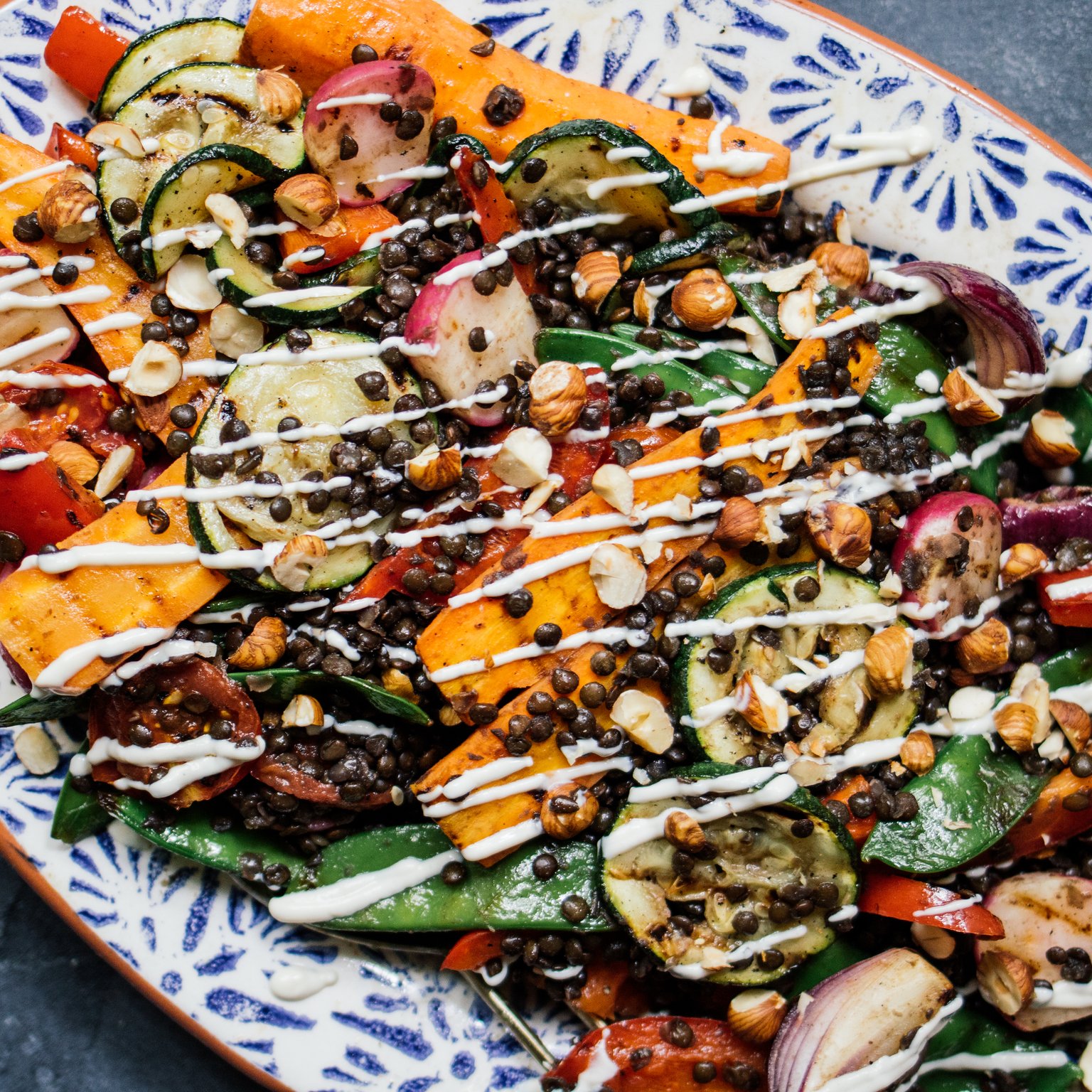 Grillgemüsesalat mit Belugalinsen und Sesamdressing