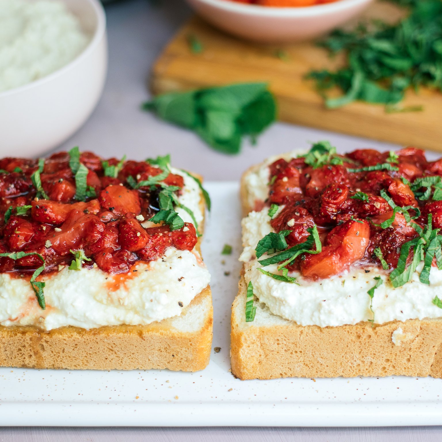 Frühstückstoasts mit veganem Ricotta und gebackenen Erdbeeren