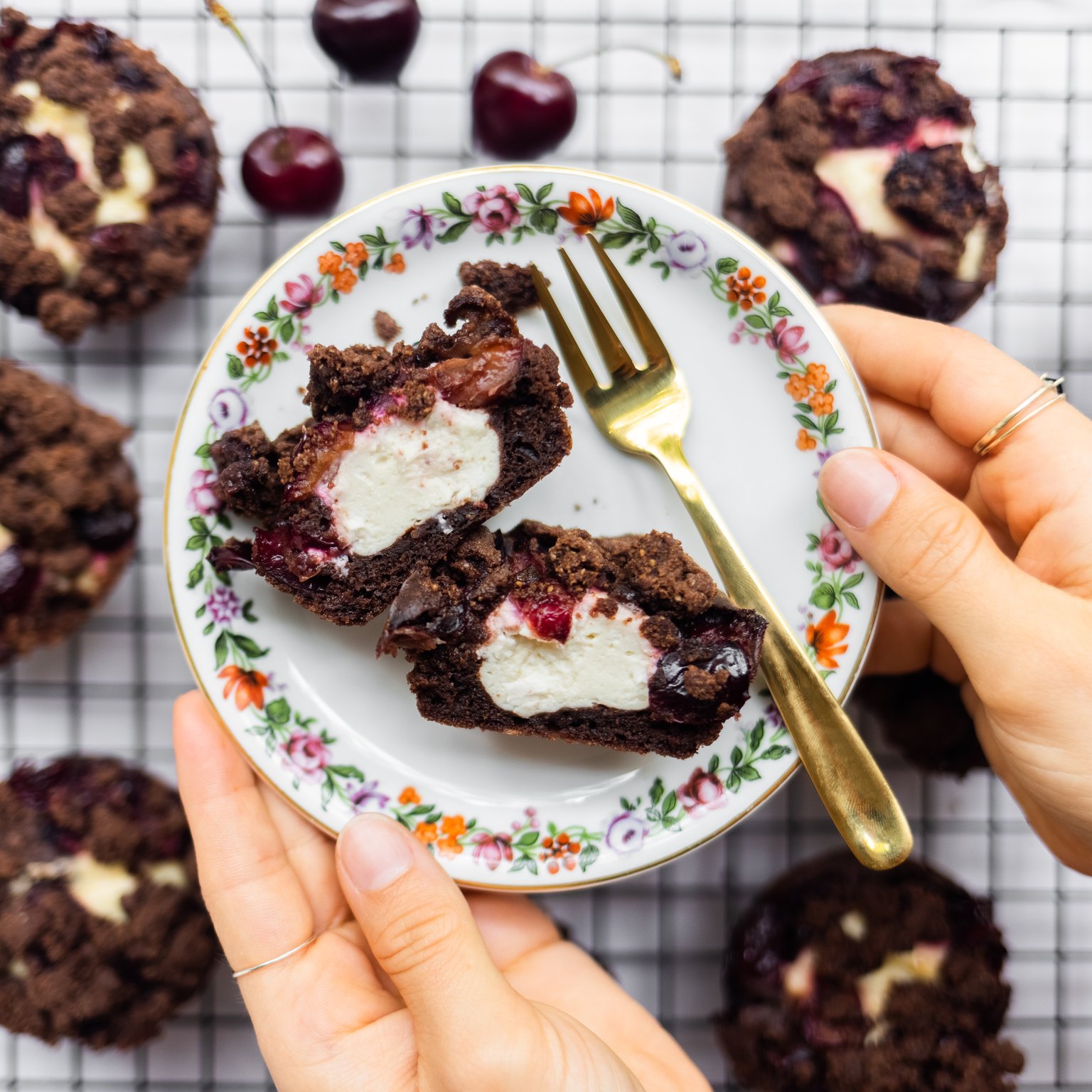 Vegane Schoko-Kirsch-Muffins mit Cheesecake-Füllung