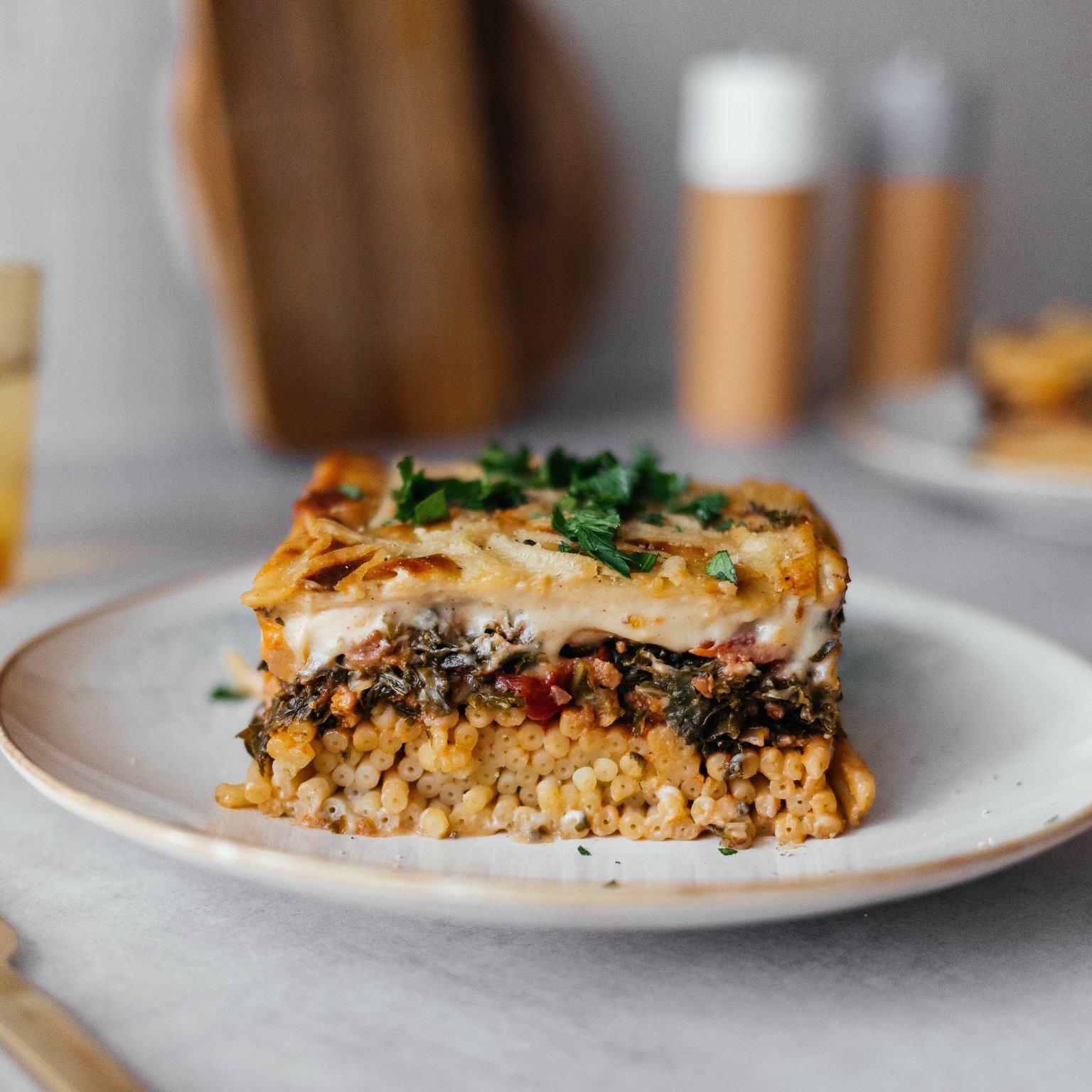 Veganer Pastitsio mit Grünkohl (Griechischer Hack-Nudelauflauf)