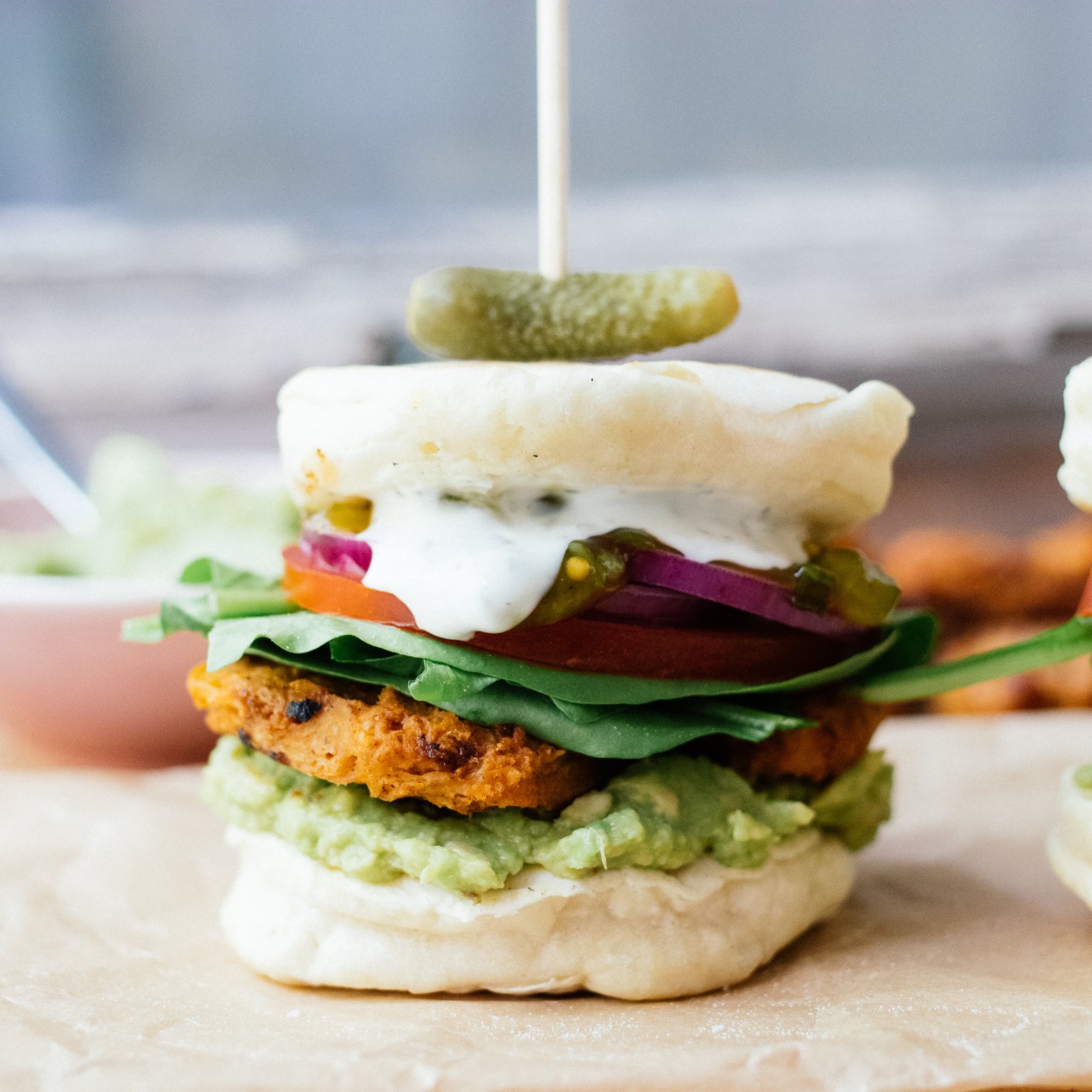 Vegane Pancake-Burger mit Sojasteaks