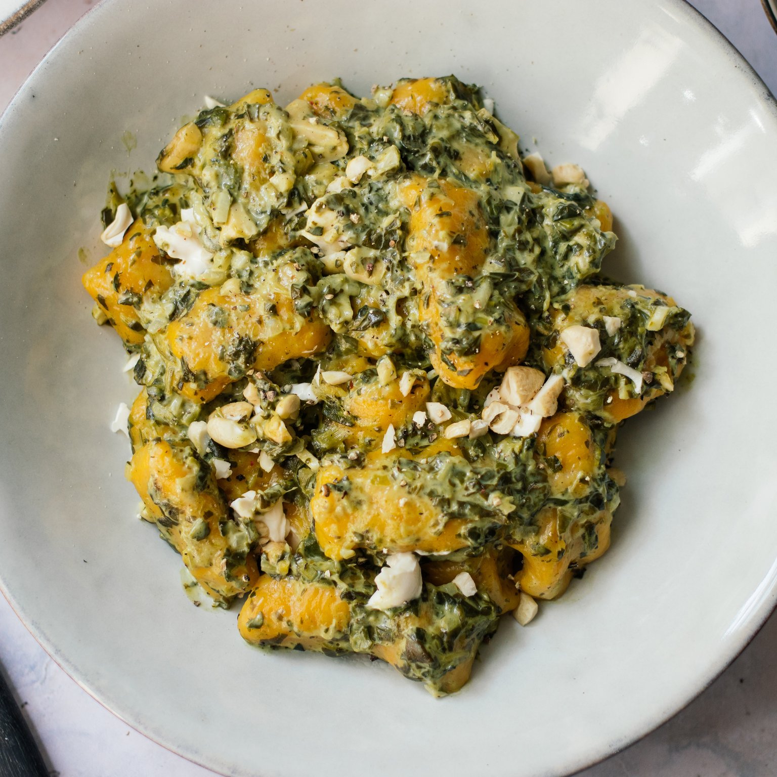Vegane Kürbisgnocchi mit cremiger Spinat-Frischkäse-Soße