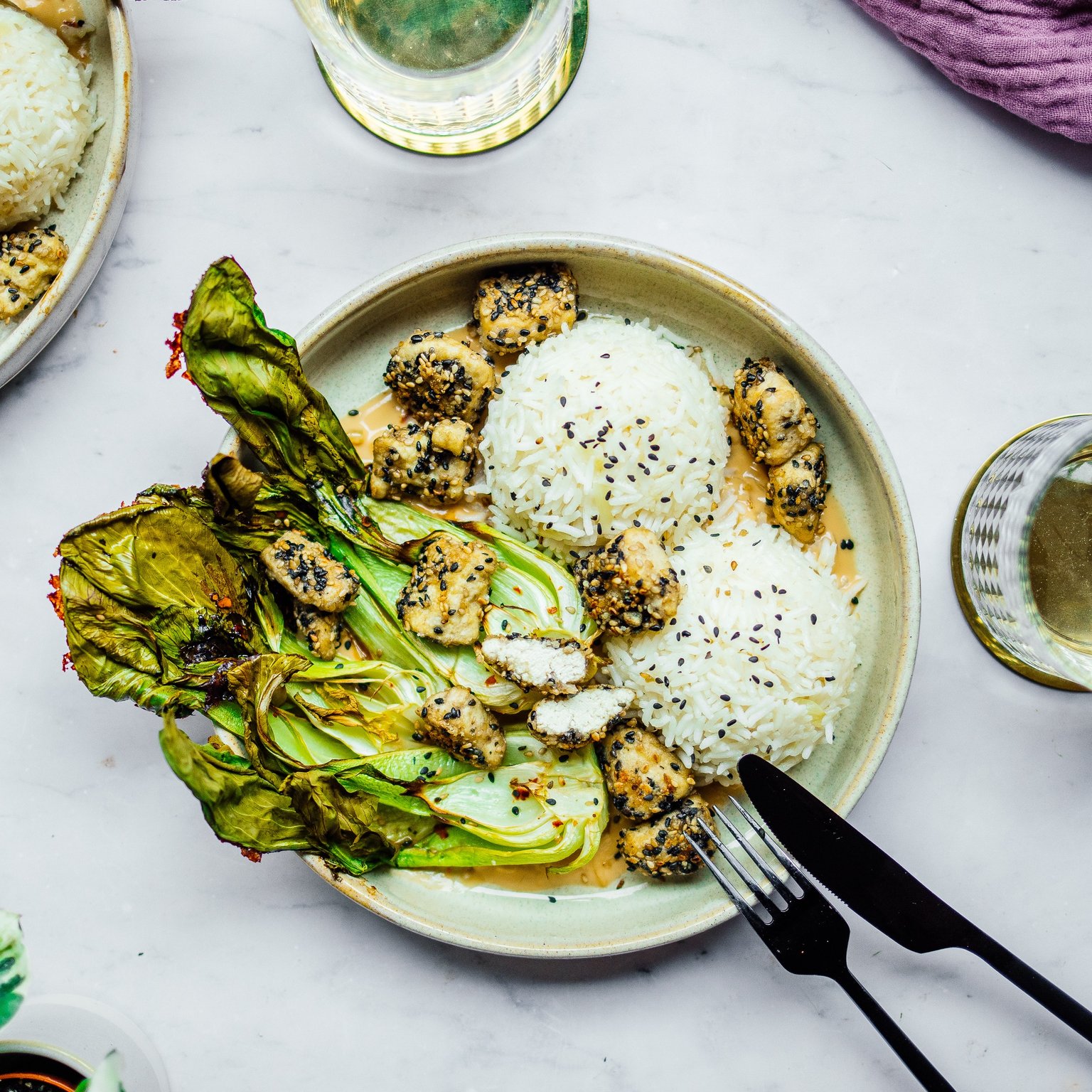 Knusprige Tofustückchen mit Knoblauch-Reis und Pak Choi
