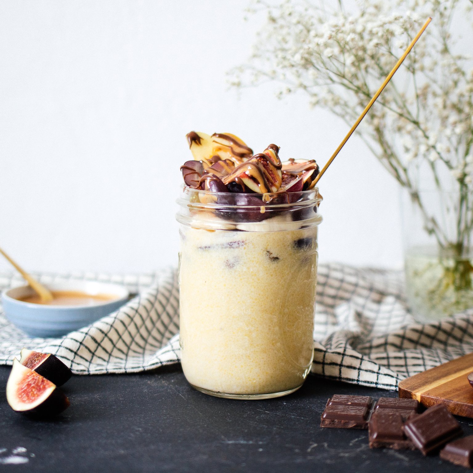 Frühstückspolenta mit Mandelmus & Feigen