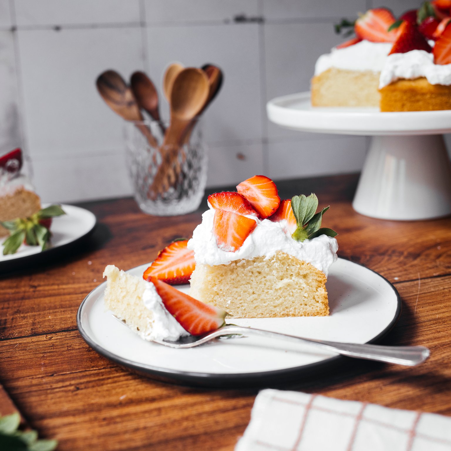 Veganer Erdbeerkuchen mit Sahne