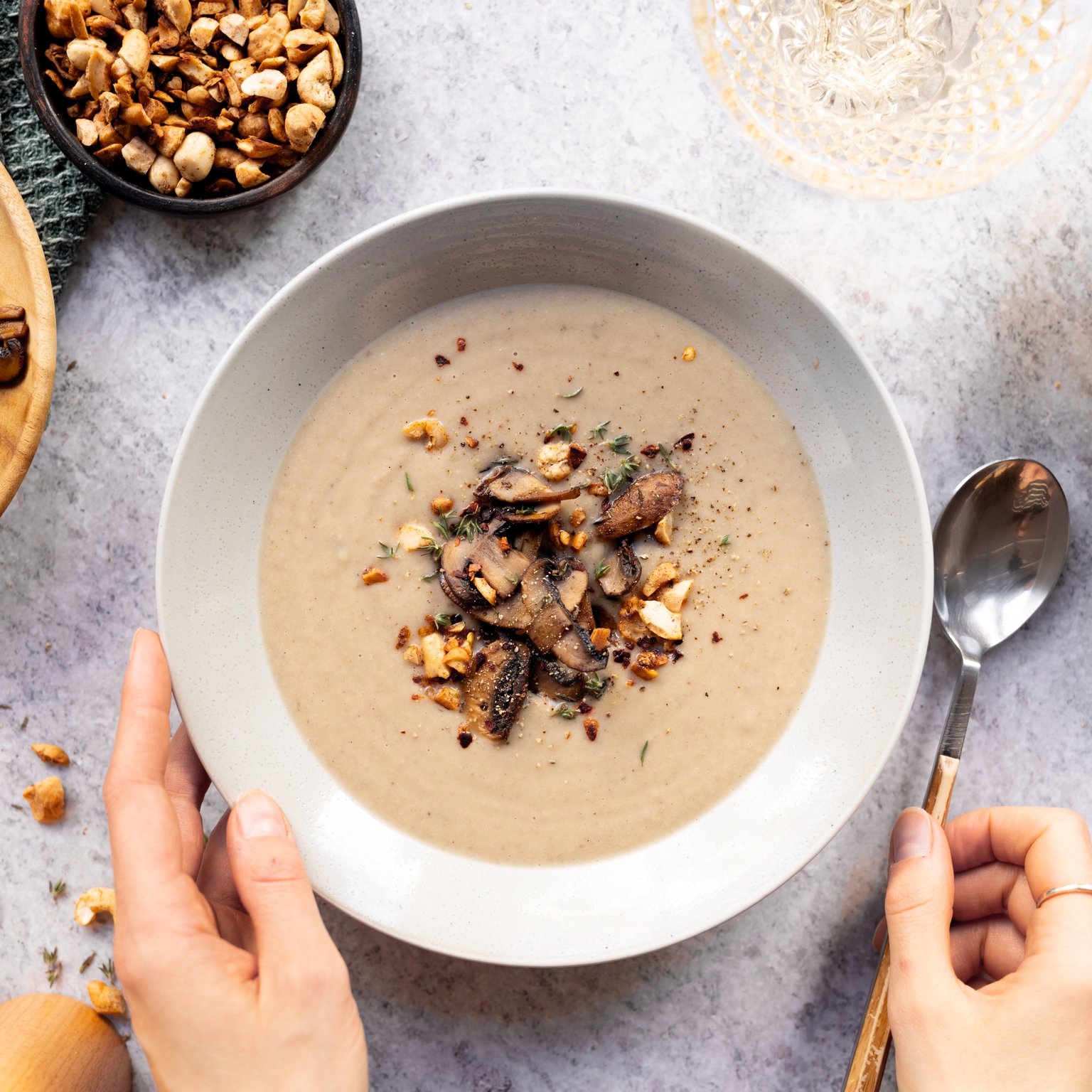 Vegane Maronensuppe mit gebratenen Pilzen und spicy Nuss-Topping