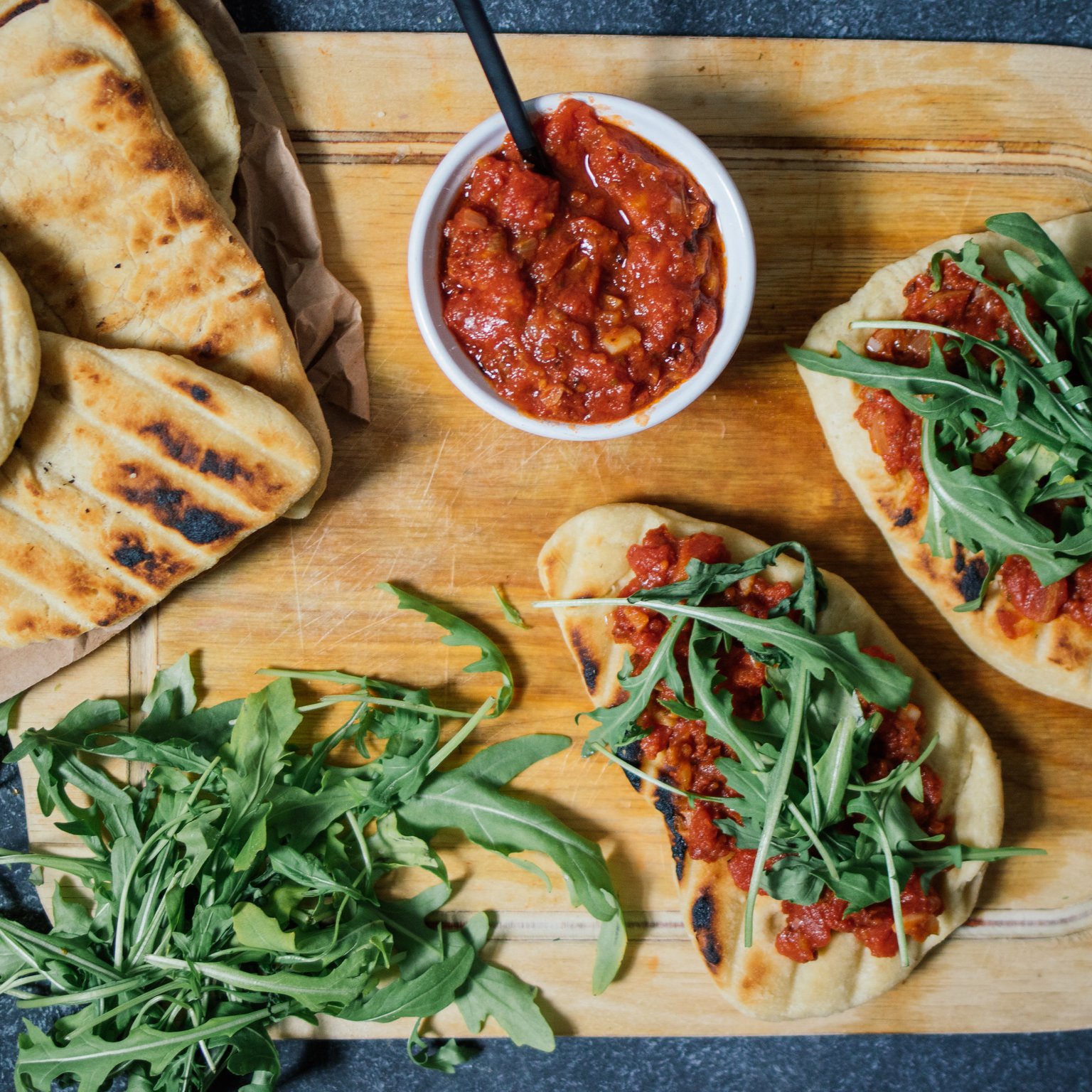 Grillbrote mit Tomaten-Paprika-Aufstrich