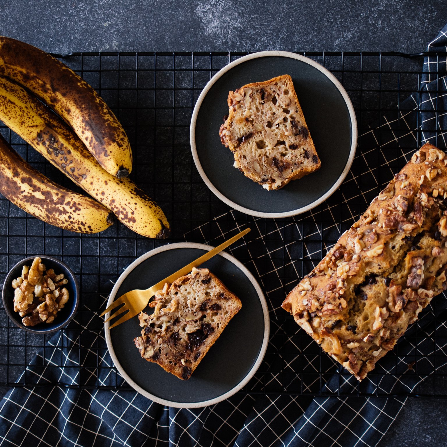 Veganes, simples Bananenbrot mit Walnüssen & Schokolade