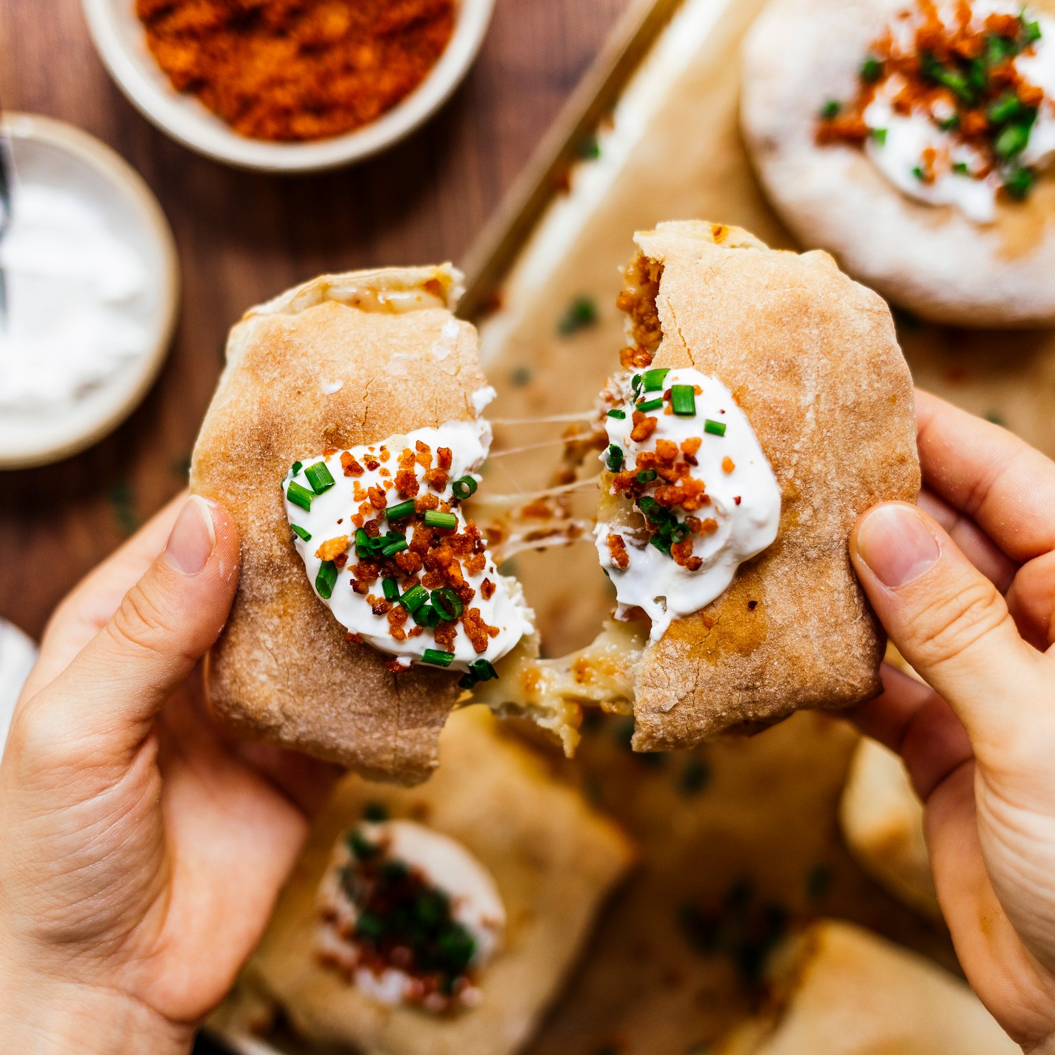Veganes Handbrot mit Schinken und Käse
