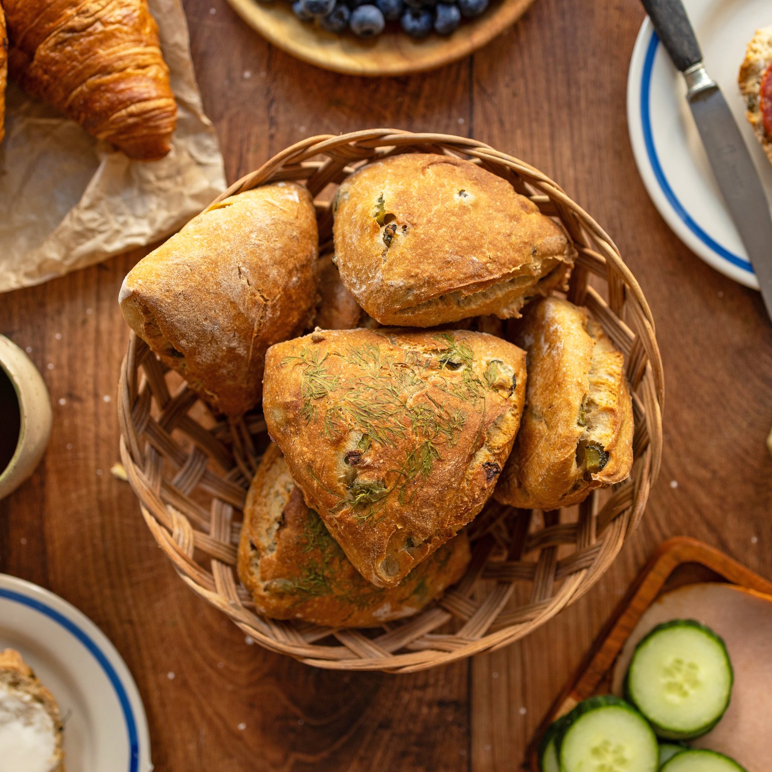 Selbstgebackene Sonntagsbrötchen mit Gewürzgurken und Dill
